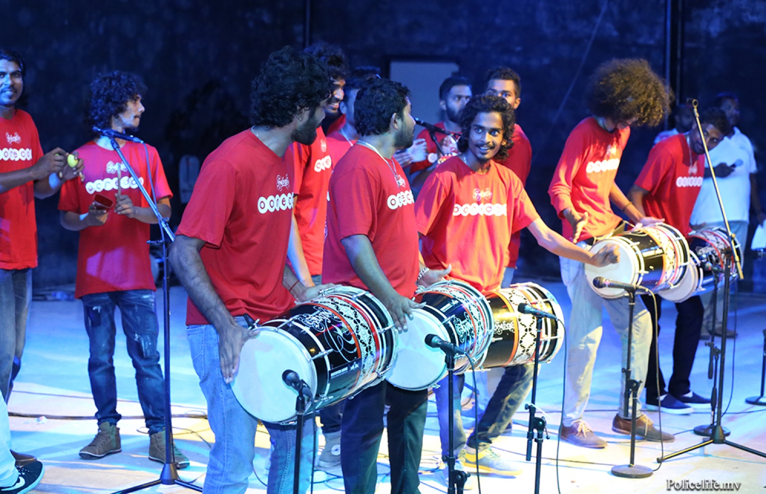 ލ. އަތޮޅު: މޭ 9، 2016: ފުލުހުންނާ އެލައިޑް އިންސިއުރެންސާ އެކުވެގެން ލ. އަތޮޅުގު ބައެއް ރަށްރަށުގައި ޓްރެފިކާ ގުޅޭގޮތުން އާންމުން ހޭލުންތެރިކުމަށް ބޭއްވި "ރައްކާ" ޕްރޮގްރާމުގެ ތެރެއިން ބޭއްވި މިއުޒިކް ޝޯ.-- ފޮޓޯ: ޕޮލިސް