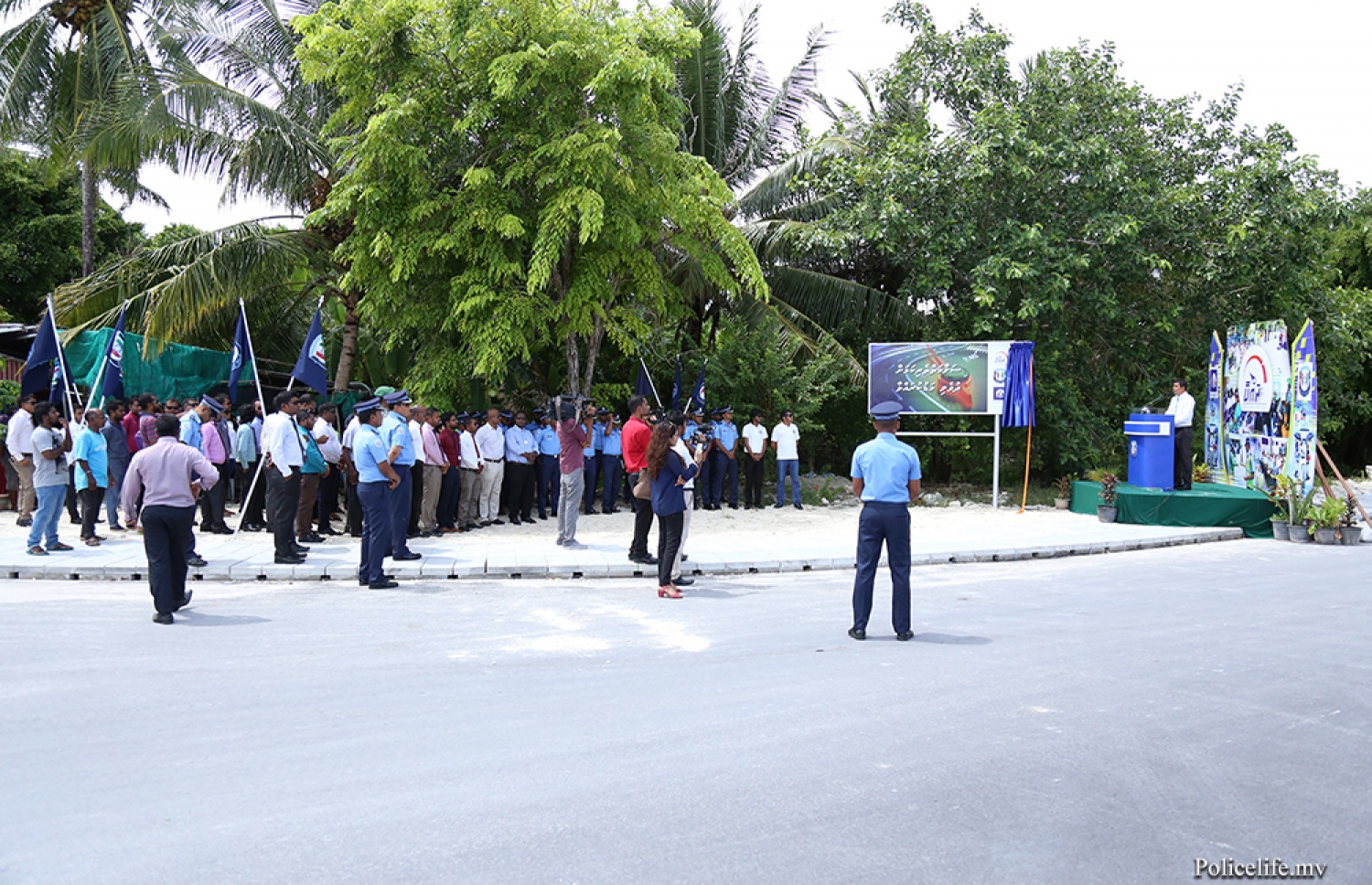 ލ. އަތޮޅު: މޭ 9، 2016: ފުލުހުންނާ އެލައިޑް އިންސިއުރެންސާ އެކުވެގެން ލ. އަތޮޅުގު ބައެއް ރަށްރަށުގައި ޓްރެފިކާ ގުޅޭގޮތުން އާންމުން ހޭލުންތެރިކުމަށް ލ. އަތޮޅުގ ރަށެއްގައި ބޭއްވި "ރައްކާ" ޕްރޮގްރާމު ފެށުމުގެ ރަސްމިއްޔާތުގައި އެލައިޑާ، ޕޮލިހުންގެ އިސްވެރިން ބައިވެރިވަނީ.-- ފޮޓޯ: ޕޮލިސް