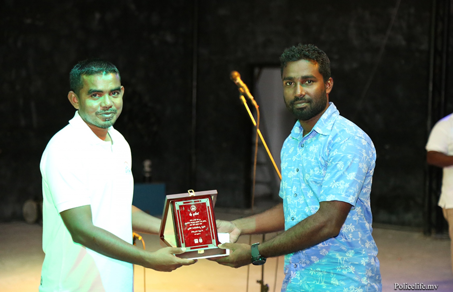 ލ. އަތޮޅު: މޭ 9، 2016: ފުލުހުންނާ އެލައިޑް އިންސިއުރެންސާ އެކުވެގެން ލ. އަތޮޅުގު ބައެއް ރަށްރަށުގައި ޓްރެފިކާ ގުޅޭގޮތުން އާންމުން ހޭލުންތެރިކުމަށް ބޭއްވި "ރައްކާ" ޕްރޮގްރާމުގައި ބައިވެރިއަކަށް ހަނދާނީ ފިލައެއް ހަވާލުކުރަނީ.-- ފޮޓޯ: ޕޮލިސް