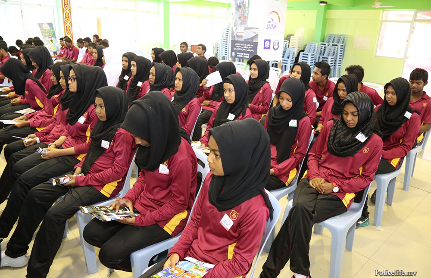 ލ. އަތޮޅު: މޭ 9، 2016: ފުލުހުންނާ އެލައިޑް އިންސިއުރެންސާ އެކުވެގެން ލ. އަތޮޅުގު ބައެއް ރަށްރަށުގައި ޓްރެފިކާ ގުޅޭގޮތުން އާންމުން ހޭލުންތެރިކުމަށް ބޭއްވި "ރައްކާ" ޕްރޮގްރާމު ފެށުމުގެ ރަސްމިއްޔާތުގައި ލ. އަތޮޅު ތަކުގެ ބައެއް ސްކޫލްތަކުގެ ދަރިވަރުން ބައިވެރިވަނީ.-- ފޮޓޯ: ޕޮލިސް