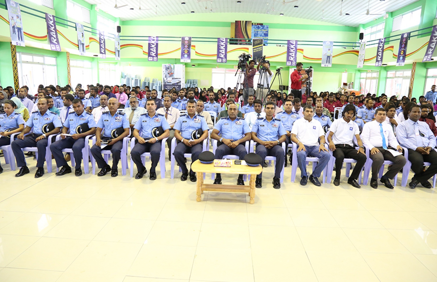 ލ. އަތޮޅު: މޭ 9، 2016: ފުލުހުންނާ އެލައިޑް އިންސިއުރެންސާ އެކުވެގެން ލ. އަތޮޅުގު ބައެއް ރަށްރަށުގައި ޓްރެފިކާ ގުޅޭގޮތުން އާންމުން ހޭލުންތެރިކުމަށް ބޭއްވި "ރައްކާ" ޕްރޮގްރާމު ފެށުމުގެ ރަސްމިއްޔާތުގައި އެލައިޑާ، ޕޮލިހުންގެ އިސްވެރިންނާއި ލ. އަތޮޅު ތަކުގެ ބައެއް ސްކޫލްތަކުގެ ދަރިވަރުން ބައިވެރިވަނީ.-- ފޮޓޯ: ޕޮލިސް