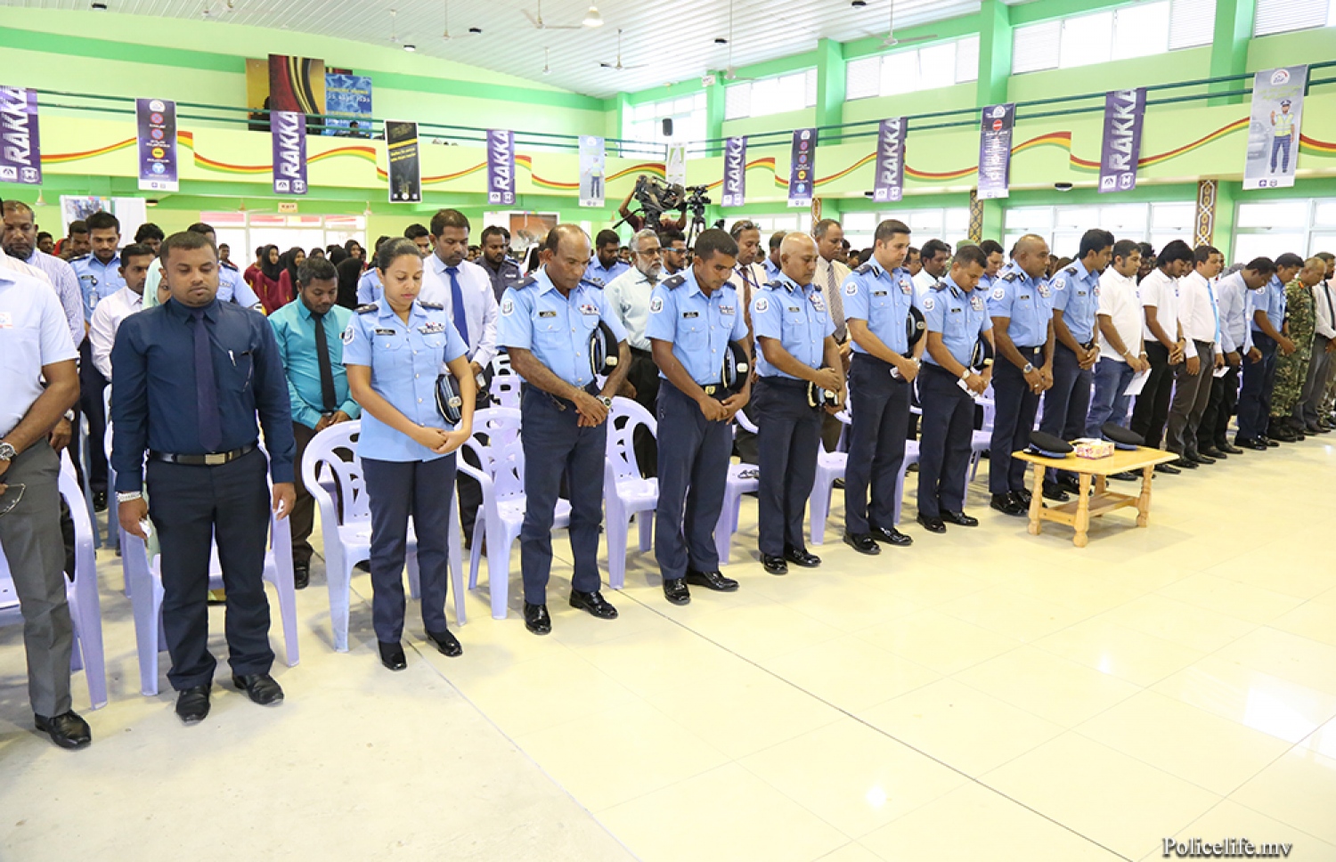 ލ. އަތޮޅު: މޭ 9، 2016: ފުލުހުންނާއި އެލައިޑް އިންޝުއަރެންސް ގުޅިގެން ލ. އަތޮޅުގެ ބައެއް ރަށްރަށުގައި ޓްރެފިކާ ގުޅޭގޮތުން އާންމުން ހޭލުންތެރިކުމަށް ބޭއްވި "ރައްކާ" ޕްރޮގްރާމު ފެށުމުގެ ރަސްމިއްޔާތުގައި އެލައިޑާ، ޕޮލިހުންގެ އިސްވެރިންނާއި ބައެއް ސްކޫލްތަކުގެ ދަރިވަރުން ބައިވެރިވަނީ. -- ފޮޓޯ: ޕޮލިސް