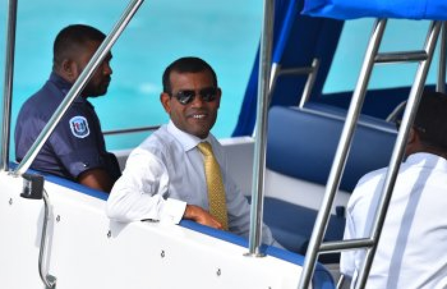 ކުރީގެ ރައީސް މުހައްމަދު ނަޝީދު ފުލުހުންގެ ބެލުމުގެ ދަށުގައި. އެމަނިކުފާނު މިހާރު ދިރިއުޅުއްވަނީ ހިމާޔަތް ހޯއްދަވައިގެން އިނގިރޭސިވިލާތުގައި. --ފޮޓޯ: ސޯޝަލް މީޑިއާ