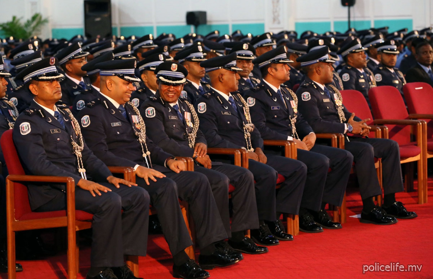 ފުލުހުންގެ 83 ވަނަ އަހަރީ ދުވަހުގެ ޖަލްސާގައި ފުލުހުންގެ އިސް ވެރިންތަކެއް: ސިޔާސީ ނުފޫޒުތަކަށް ނޫނެކޭ ބުނުމުގެ ހިތްވަރު ވެރިންގެ ކިބައިގައި ހުރެގެން ނޫނީ މުޅި މުއައްސަސާގެ އިތުބާރު ނުހިފެހެއްޓޭނެ. -- ފޮޓޯ: ޕޮލިސް