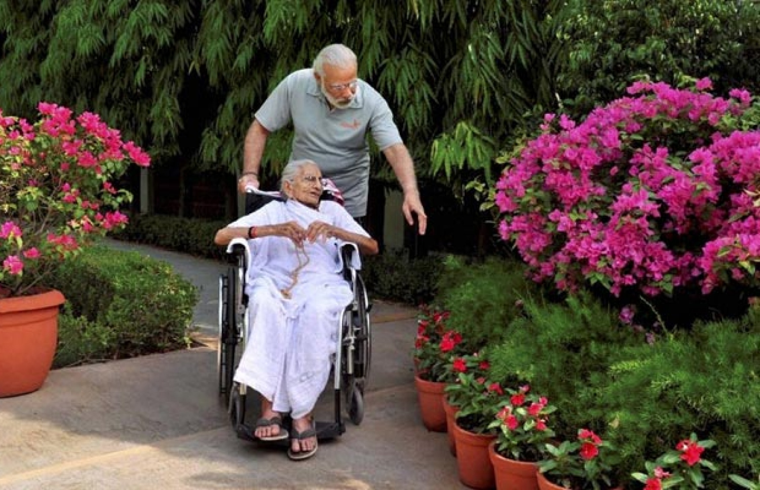 ބޮޑު ވަޒީރު ނަރެންދުރަ މޯދީގެ މަންމަ ގޮވައިގެން ބަގީޗާގައި ހިންގަވަނީ. --ފޮޓޯ:ޕީޓީއައި