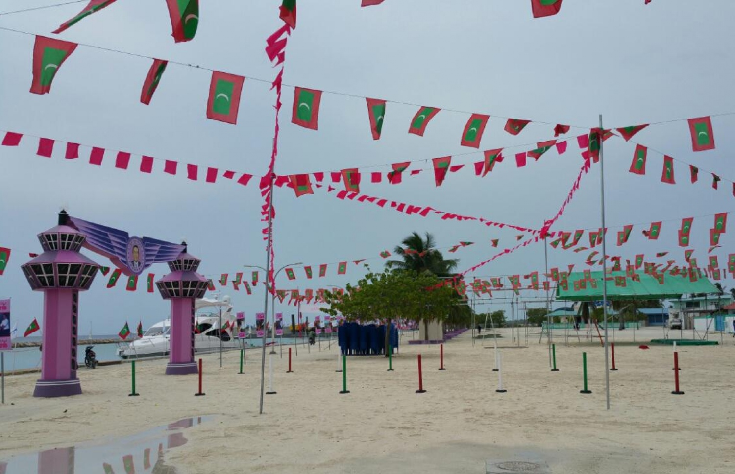 ރައީސް ޔާމީން ހޯރަފުއްޓަށް ވަޑައިގަންނަވާތީ ރަށުގައި ގައުމީ ދިދަ އާއި ޕީޕީއެމްގެ ދިދަފަތި ދަމާފައި. --ފޮޓޯ: ކައުންސިލް