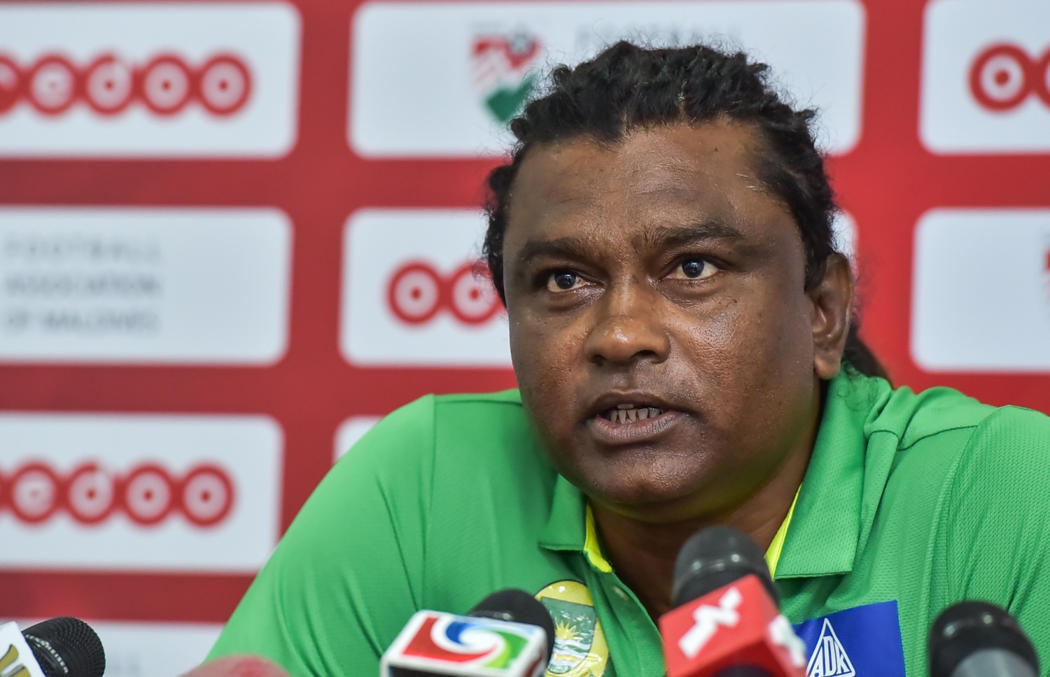 މާޒިޔާގެ ކޯޗު އަލީ ސުޒޭން ނޫސްވެރިންގެ ބައްދަލުވުމުގެ ތެރެއިން ވާހަކަ ދައްކަނީ.-- މިހާރު ފޮޓޯ: ނިޝާން އަލީ