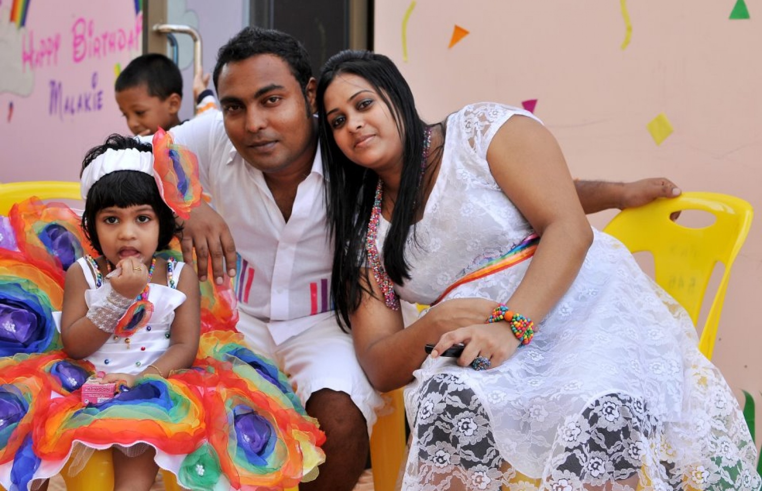 ސަޖްނާގެ ފިރިމީހާ ސިމާދާއި ދޮށީ ދަރިފުޅާ އެކު.