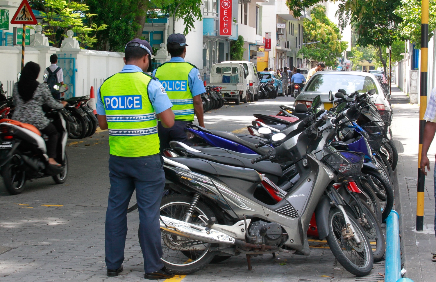 ފުލުހުން ވެހިކަލްތަކެއްގައި ސްޓިކާ ޖަހަނީ --ފޮޓޯ/މިހާރު