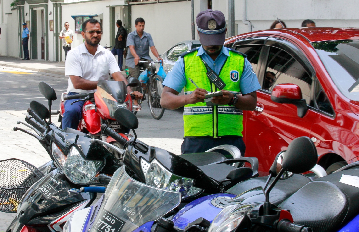 ގަވާއިދާ ހިލާފަށް ޕާކުކޮށްފައި ހުރި ސައިކަލުތަކެއްގައި ފުލުުހުން ސްޓިކާ ޖަހަނީ: މާލޭގެ ތޮއްޖެހުން ހައްލުކުރެވޭނެ ރަނގަޅު އިންތިޒާމެއް ނެތް. --ފޮޓޯ: ނިޝާން އަލީ/ މިހާރު