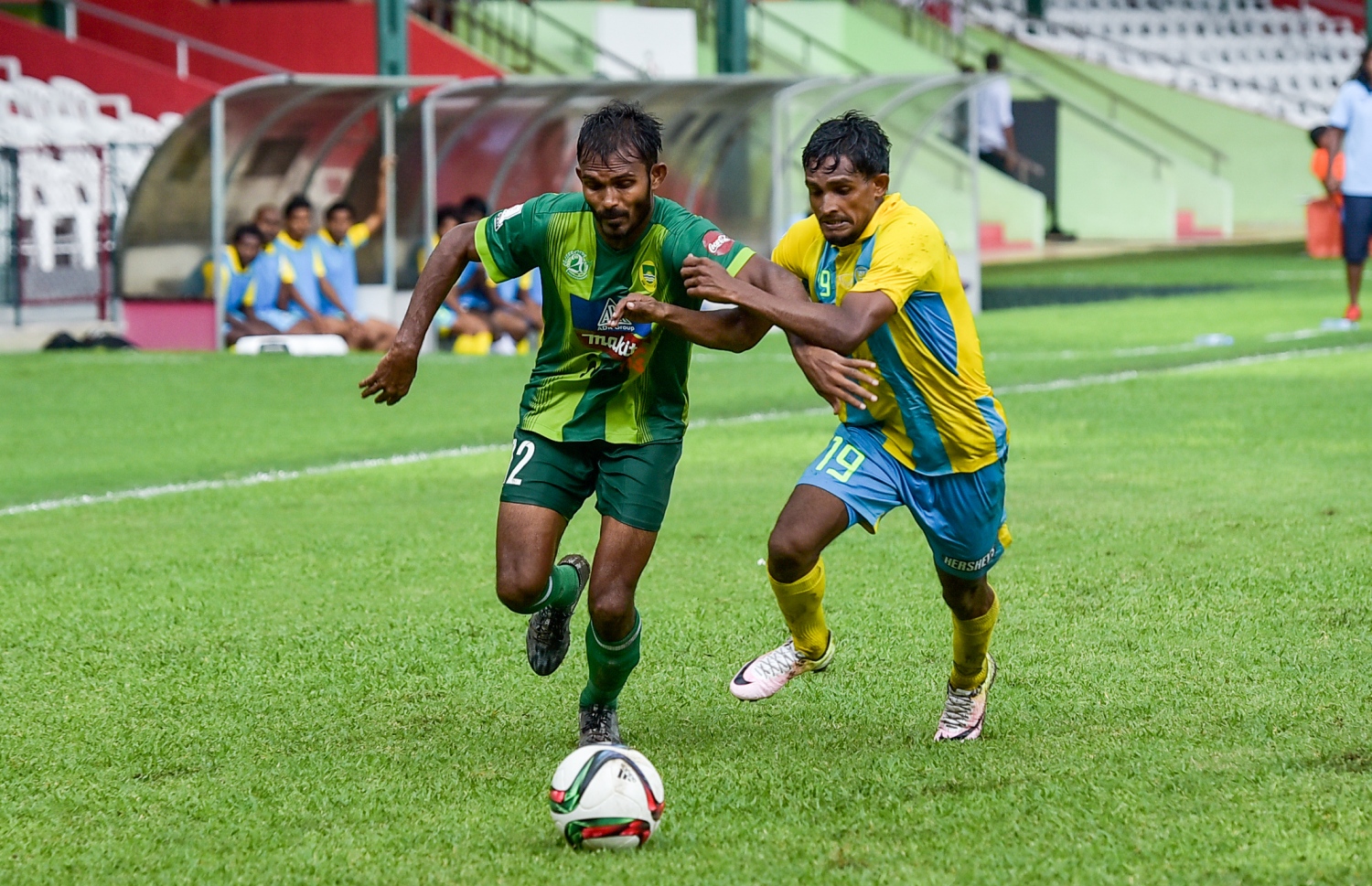 ވެލެންސިއާގެ ހިޝާމް (ވ) ކައިިރިން މާޒިޔާގެ އަޑުބަރޭ ބޯޅަ ހިފައިގެންދަނީ.-- މިހާރު ފޮޓޯ: ނިޝާން އަލީ