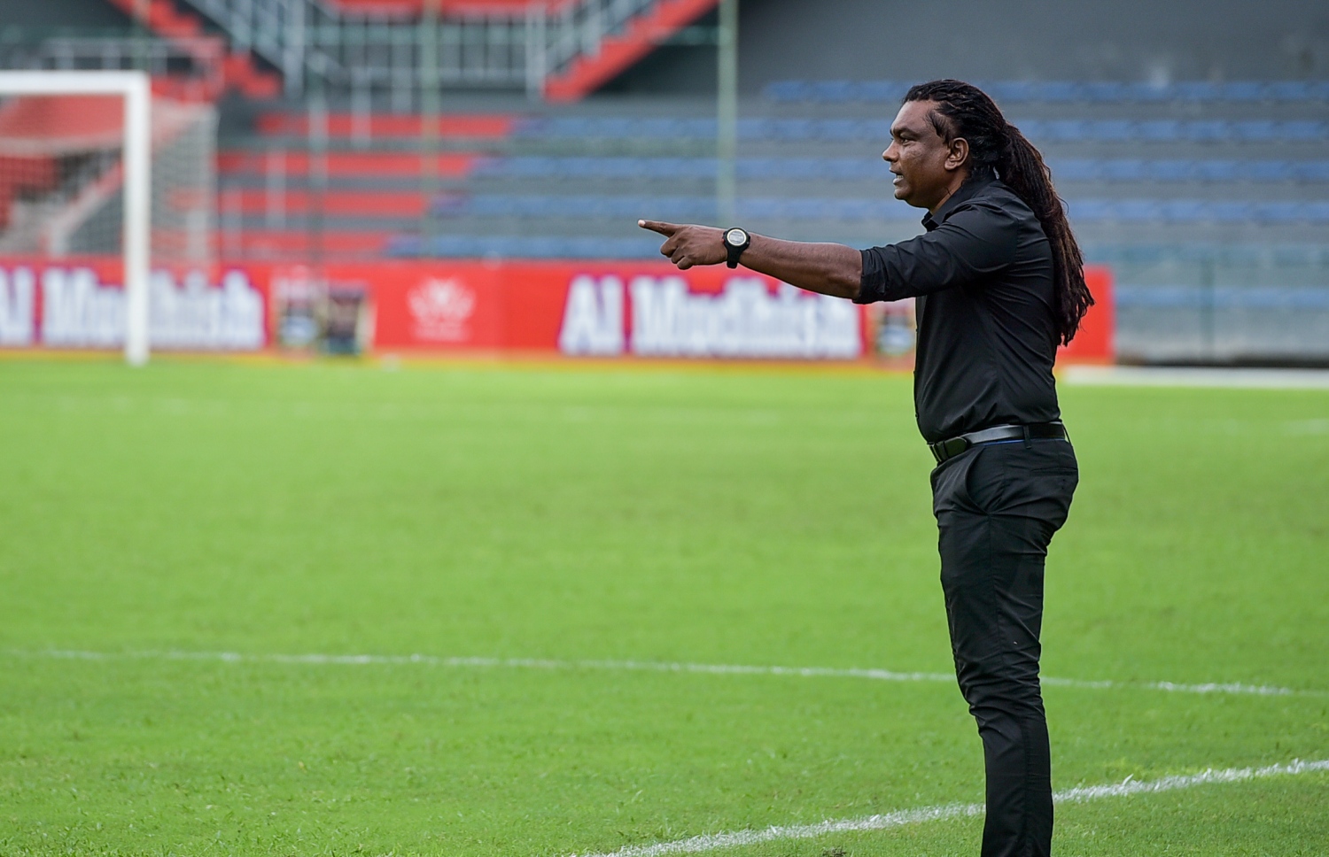 މާޒިޔާގެ ކޯޗު އަލީ ސުޒޭން މިއަދުގެ މެޗުގެ ތެރެއިން ޓީމަށް އިރުޝާދު ދެނީ.-- މިހާރު ފޮޓޯ: ނިޝާން އަލީ