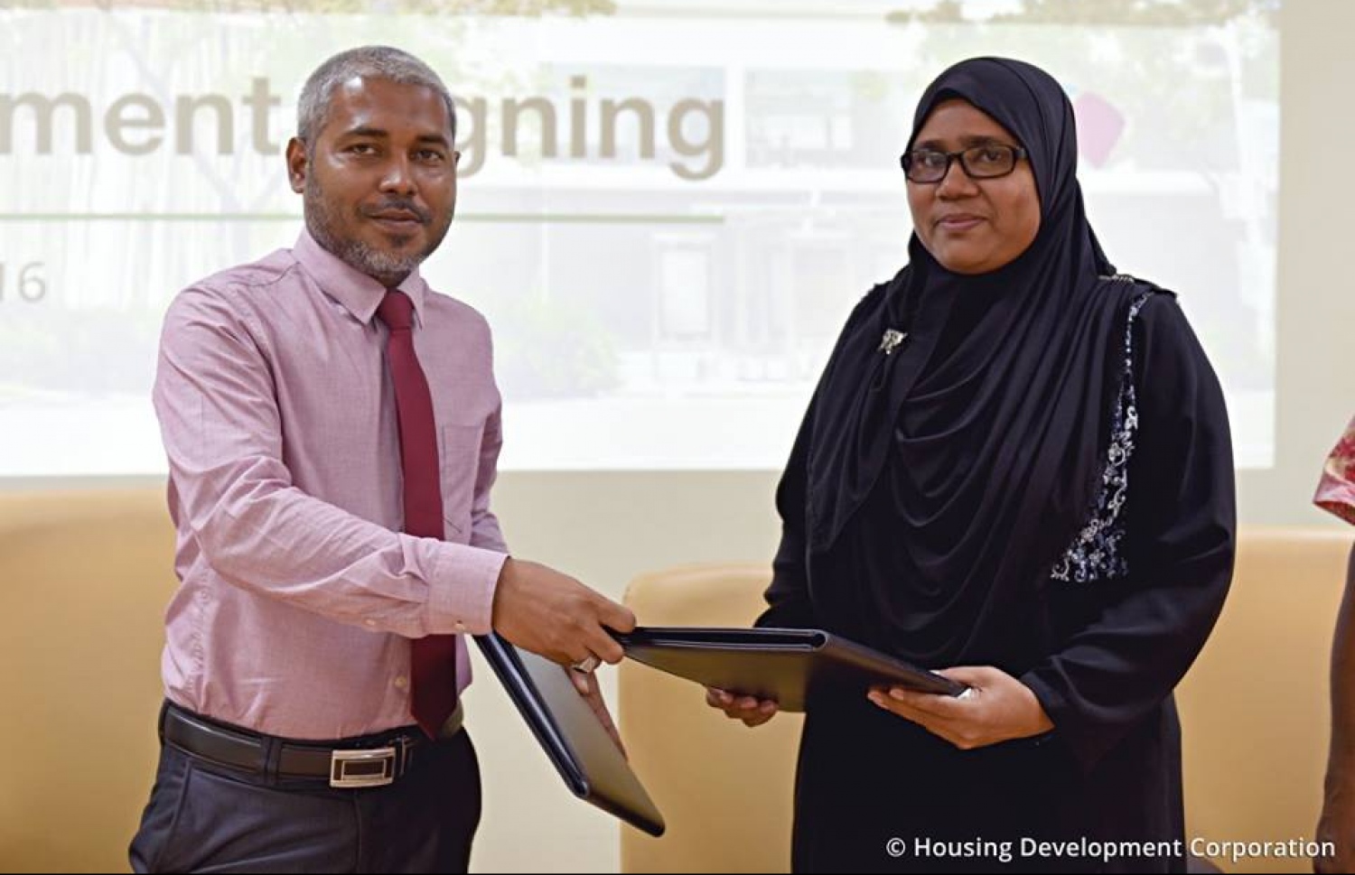 ހުޅުމާލޭގައި އަލަށް ހެދި ސެންތްރޯ މޯލްގެ ފިހާރައެއް ކުއްޔަށް ހިފި ފަރާތަކާއެކު އެއްބަސްވުމުގައި ސޮއިކުރެއްވުމަށް ފަހު، އެޗްޑީސީގެ މެނޭޖިން ޑިރެކްޓަރު މުހައްމަދު ސައިމަން (ވ) ސަލާމްކުރައްވަނީ. ފޮޓޯ: އެޗްޑީސީ