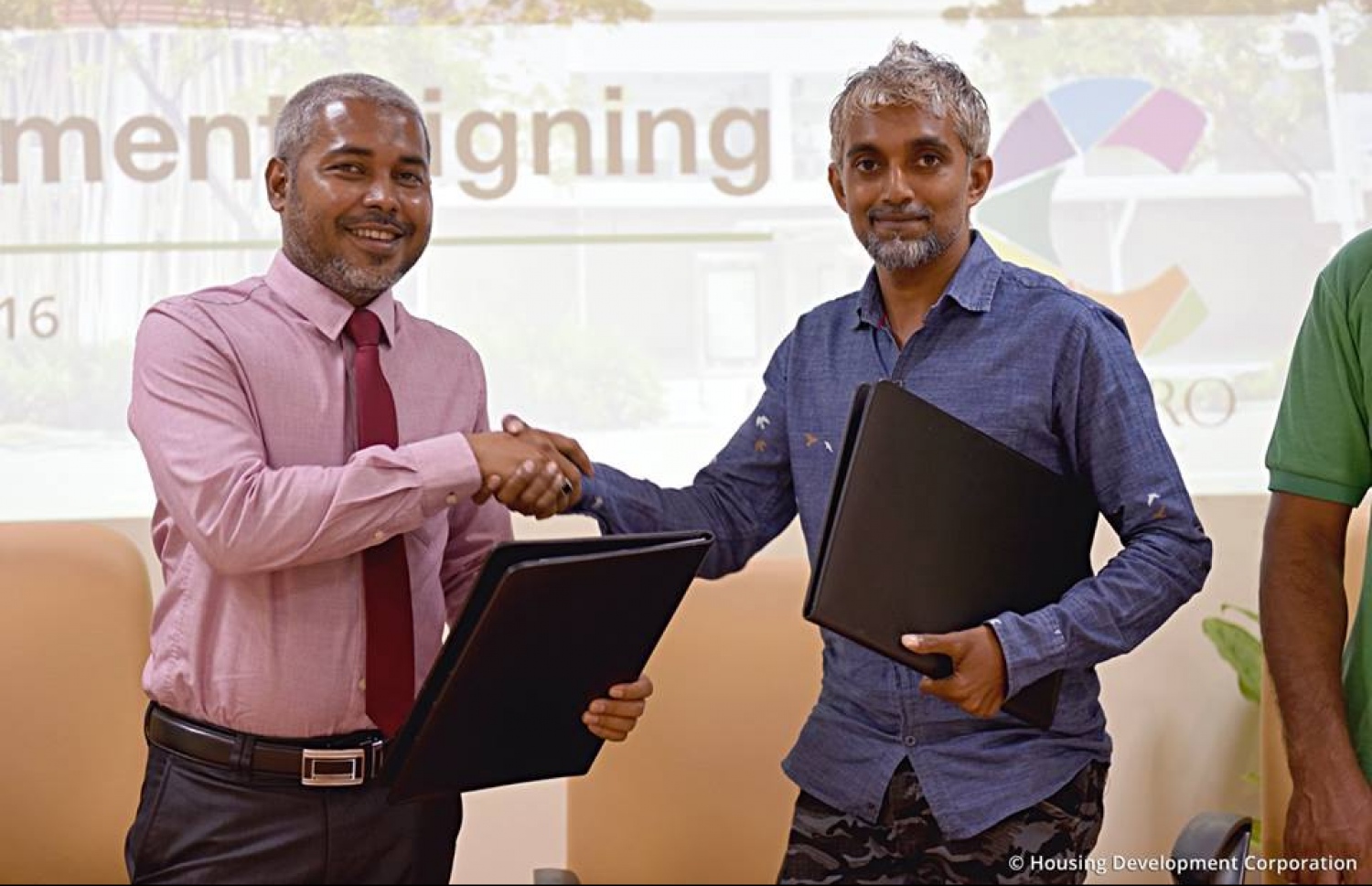 ހުޅުމާލޭގައި އަލަށް ހެދި ސެންތްރޯ މޯލްގެ ފިހާރައެއް ކުއްޔަށް ހިފި ފަރާތަކާއެކު އެއްބަސްވުމުގައި ސޮއިކުރެއްވުމަށް ފަހު، އެޗްޑީސީގެ މެނޭޖިން ޑިރެކްޓަރު މުހައްމަދު ސައިމަން (ވ) ސަލާމްކުރައްވަނީ. ފޮޓޯ: އެޗްޑީސީ