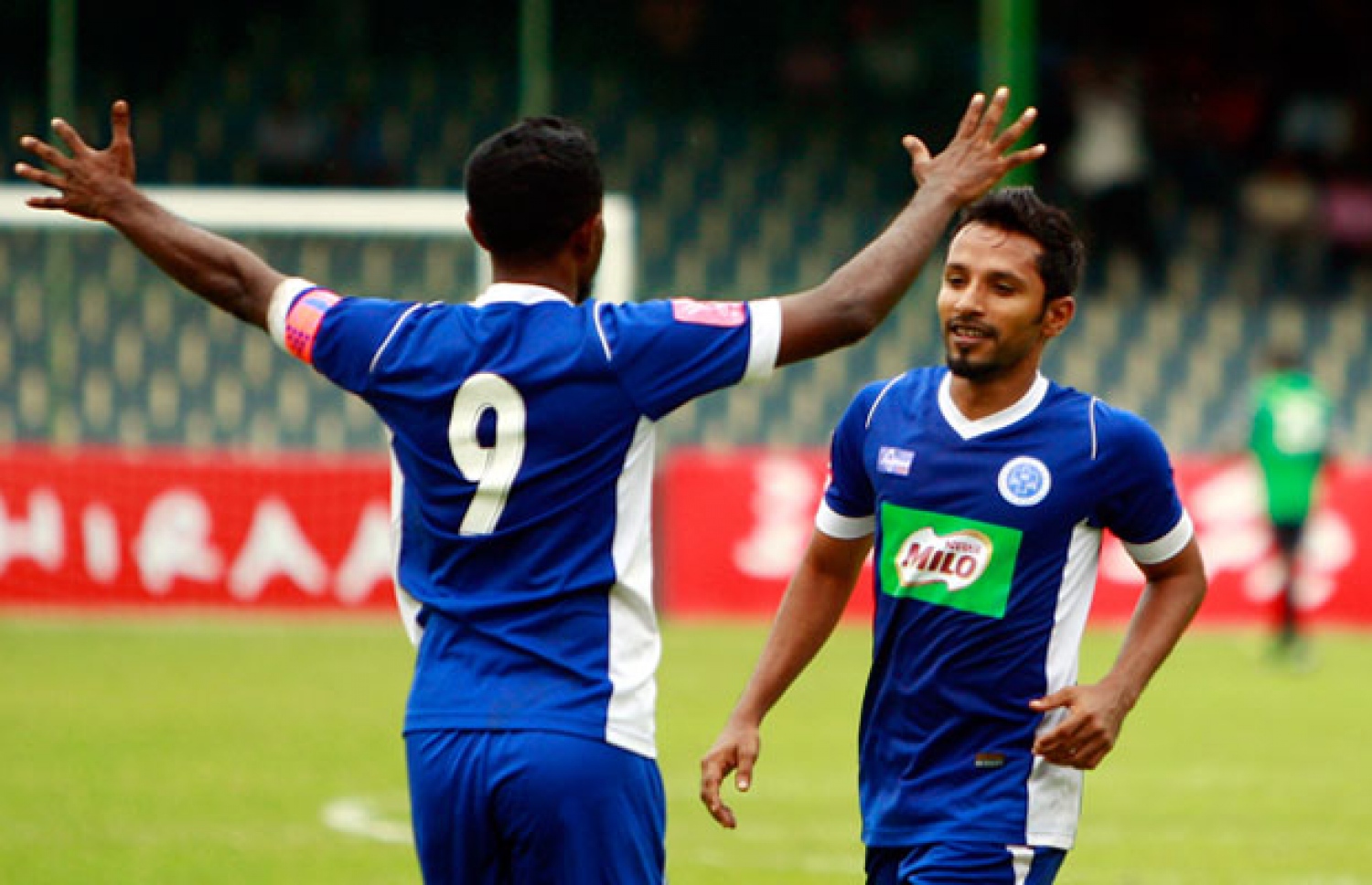 ޓޮމް (ވ) އާއި އަލީ އުމަރު 2012 ވަނަ އަހަރު ނިއު އަށް ކުޅުނު އިރު ލަނޑެއް ޖެހުމަށް ފަހު އުފާފާޅުކުރަނީ. --ފޮޓޯ: ނިއު ރޭޑިއަންޓް