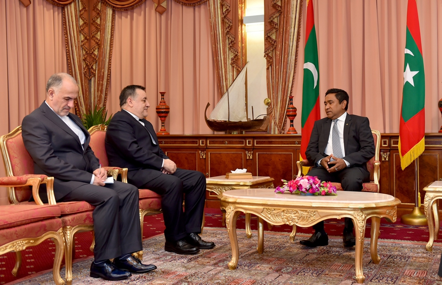 އީރާނުން ރާއްޖެ އަށް ކަނޑައެޅި އާ ސަފީރު ފަތްކޮޅު އެރުވުމަށް އޭޕްރީލް 24، 2016 ވަނަ ދުވަހު ރައީސް އޮފީހުގައި ބޭއްވި ރަސްމިއްޔާތު.-- ފޮޓޯ: ރައީސް އޮފީސް