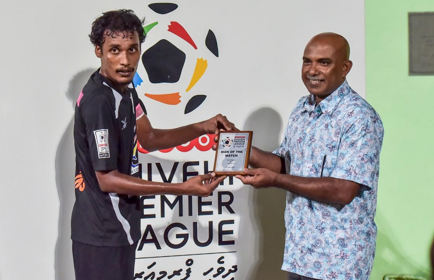 އީގަލްސްގެ ކެޕްޓަން އިމްރާން ނަޝީދު (ވ) މޮޅު ކުޅުންތެރިޔާގެ ޝީލްޑާ ހަވާލުވަނީ.-- މިހާރު ފޮޓޯ: ނިޝާން އަލީ