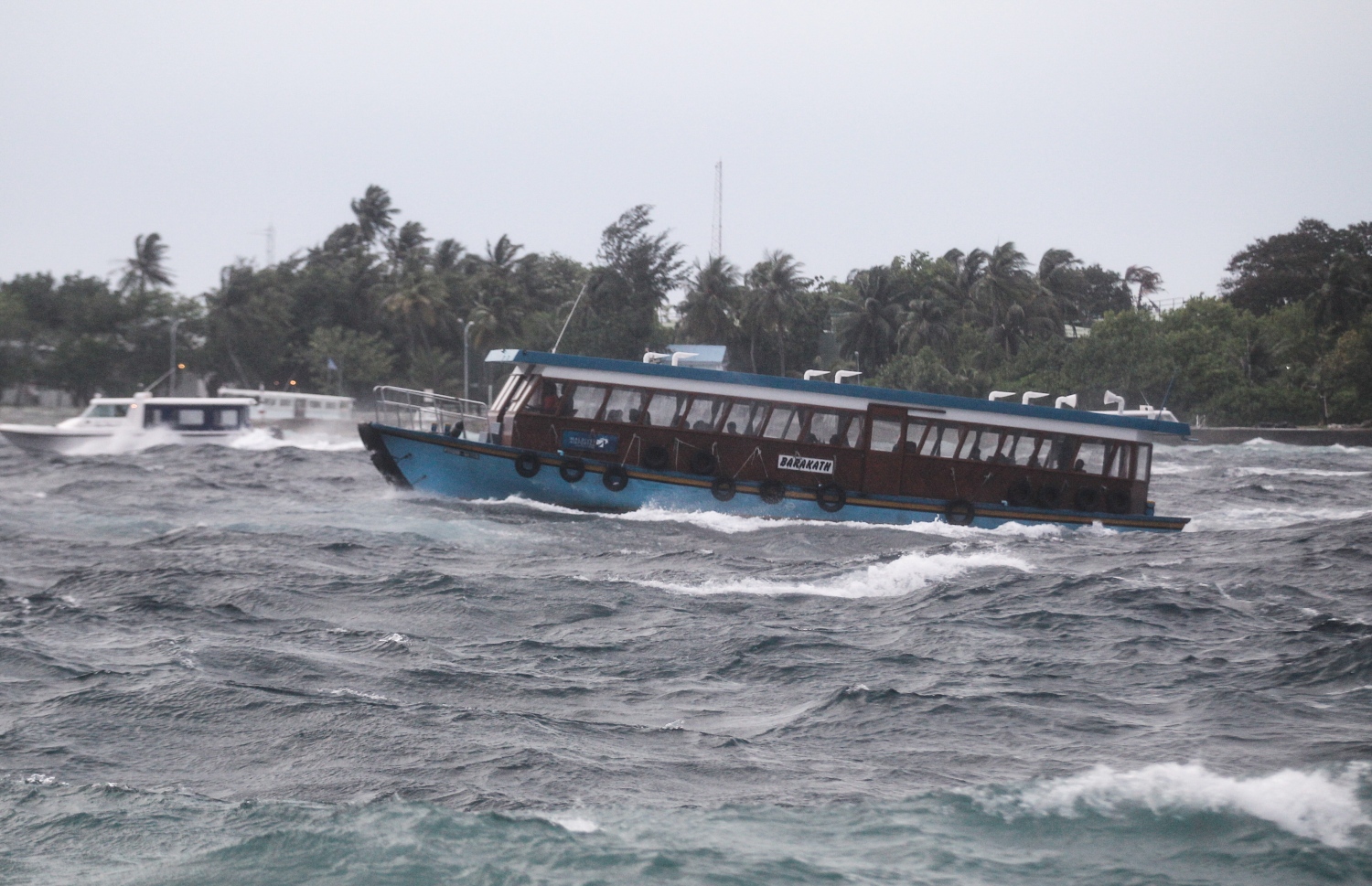 މާލެ ކައިރިން ލޯންޗަކާއި ދޯންޏެއް ދަތުރު ކުރަނީ. ކަނޑުތައް ގަދަވާނެތީ އެކަމަށް ސަމާލުވުމަށް މޫސުމާ ބެހޭ އިދާރާ އިން އިލްތިމާސް ކުރޭ. --މިހާރު ފޮޓޯ: މުހައްމަދު ޝަރުހާން