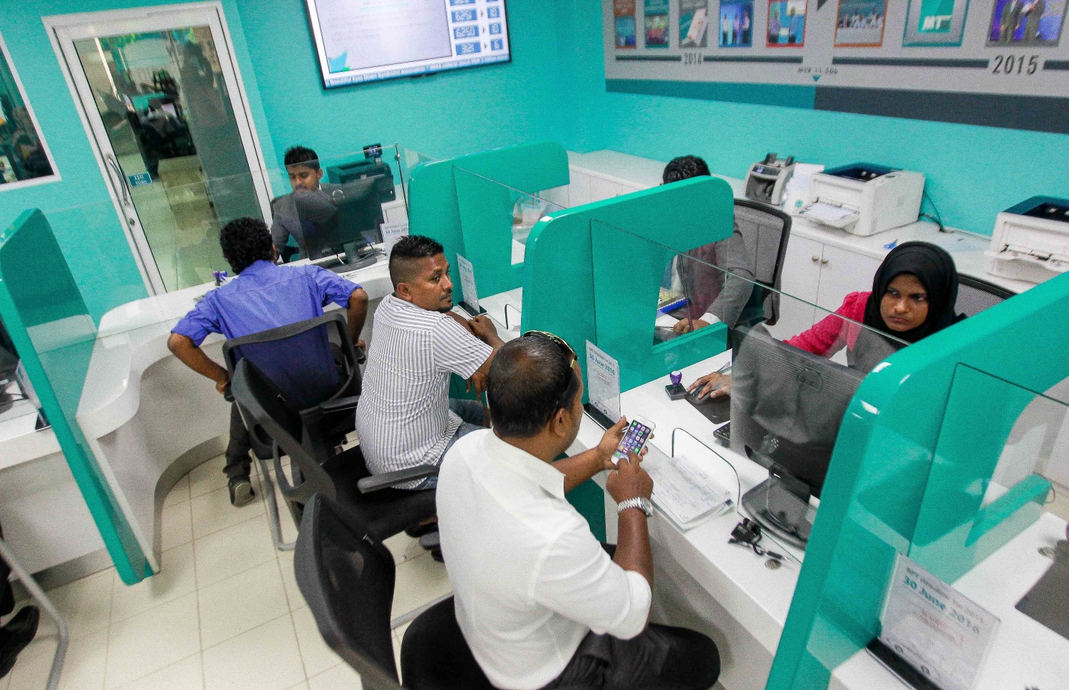 ޓެކްސް އިދާރާ މީރާ: ޓެކްސް ދެއްކުމަށް މީރާގެ ކައުންޓަރުތަކުގައި މީހުން މަޑުކޮށްލައިގެން.-- ފޮޓޯ: މިހާރު