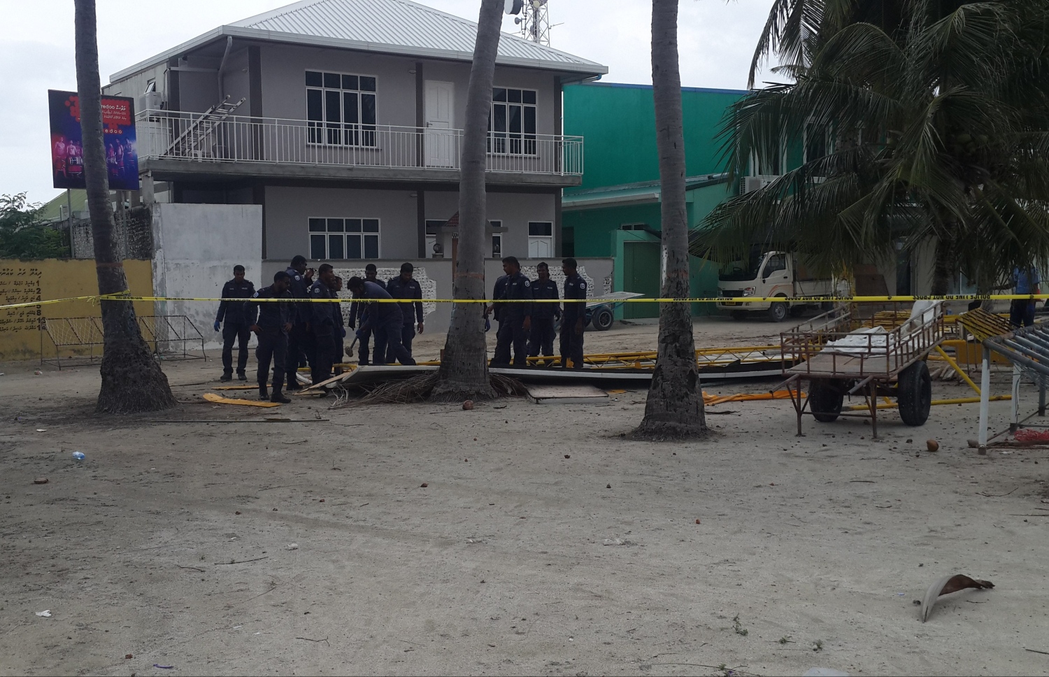 ދިއްދޫގެ އެމްޑީޕީ ޖަގަހައެއް ފުލުހުން ރޫޅާލަނީ. --ފޮޓޯ: ދިއްދޫ ނިއުސް