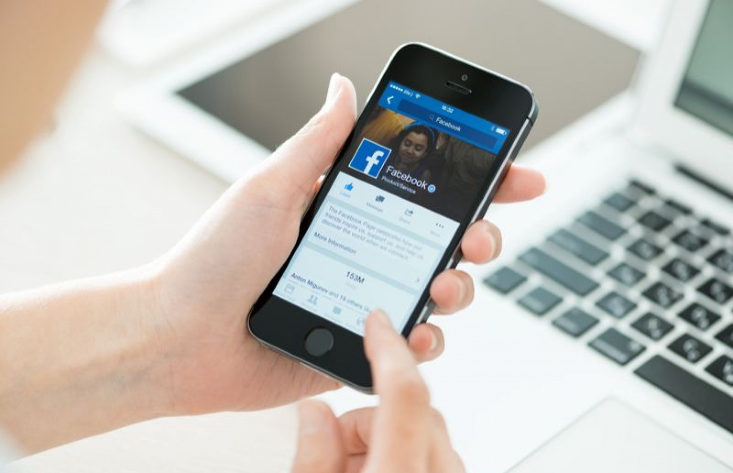 މީހަކު ފޭސްބުކް ބޭނުން ކުރަނީ: މިއާ ދުރުވާން އަންނަނީ އިރުޝާދު ދެމުން.