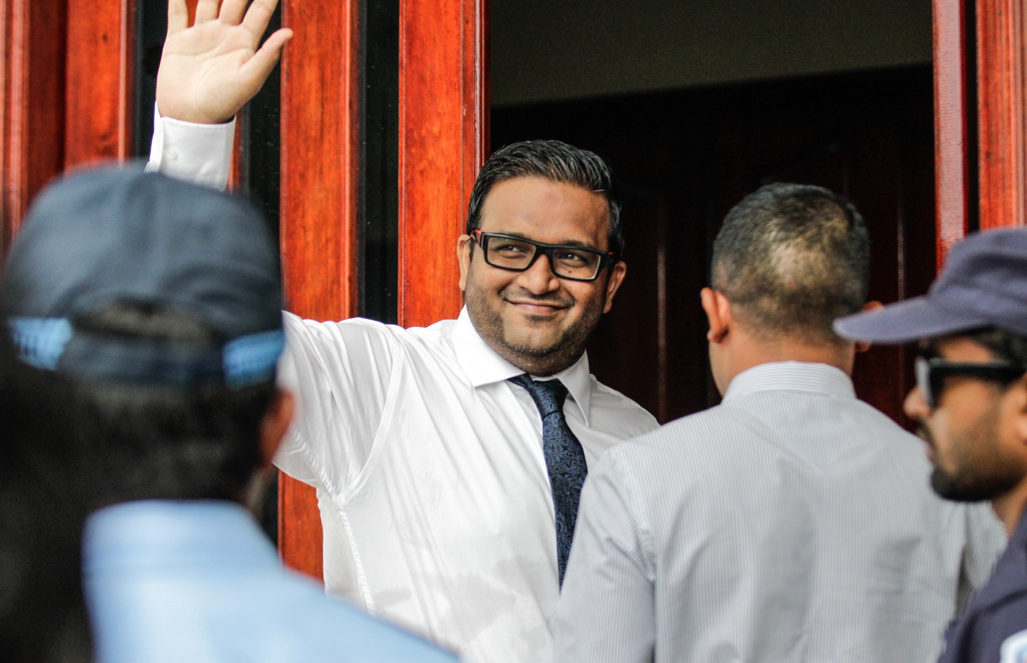 ކުރީގެ ނައިބު ރައީސް އަދީބު: އުމަރުގެ ބާރުތައް ހަނިކުރެއްވީ، އަދީބުގެ މައްސަލައެއް ބެލުމަށް ފުލުހުންގެ ކިބައިން އުމަރު އެދިވަޑައިގަތް ހިސާބުން ކަމަށް އުމަރު ވިދާޅުވޭ.---މިހާރު ފޮޓޯ