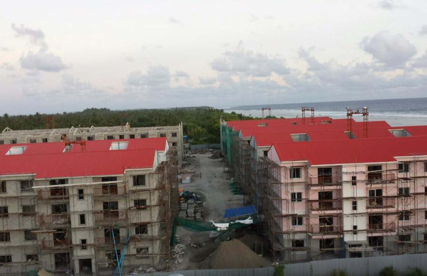 ހިތަދޫގައި އަޅާ ފްލެޓްތަކެއް: މަސައްކަތް ވަރަށް ބާރަށް ކުރިއަށްދާ ކަމަށް ހައުސިން މިނިސްޓްރީން ބުނޭ.