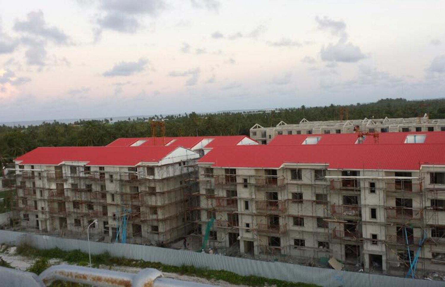 ހިތަދޫގައި އަޅާ ފްލެޓްތަކެއް: މަސައްކަތް ވަރަށް ބާރަށް ކުރިއަށްދާ ކަމަށް ހައުސިން މިނިސްޓްރީން ބުނޭ.