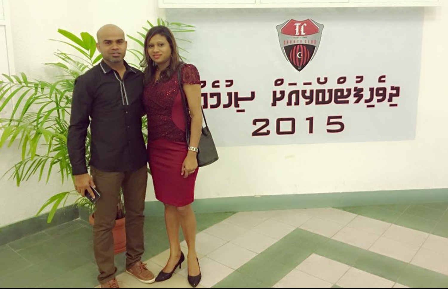 ނިއު ރޭޑިއަންޓުގެ ބޯޑް މެމްބަރު ނާޒިމާ (ކ) އޭނާގެ ފިރިމީހާ އަދި ޓީސީ ސްޕޯޓްސް ކްލަބުގެ ކޯޗު މުހައްމަދު ނިޒާމާ އެކު.