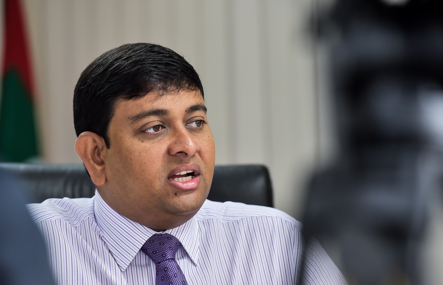 މިނިސްޓަރު ޝައިނީ "މިހާރާ" ވާހަކަ ދައްކަވަނީ.---މިހާރު ފޮޓޯ: ނިޝާން އަލީ