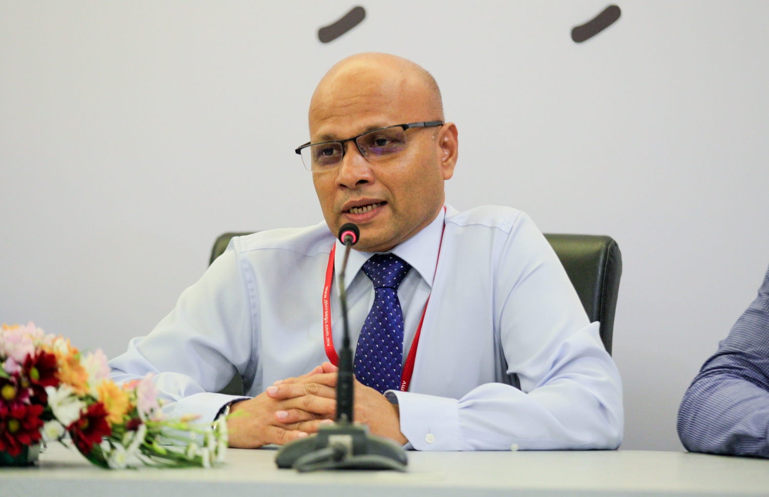 ހައްޖު ކޯޕަރޭޝަންގެ "މުވައްޒަފުންގެ ސްކީމް"ގައި ދިރާގުން ބައިވެރިވެ، އެއްބަސްވުމުގައި ސޮއިކުރުމަށް މިއަދު ދިރާގު ހެޑް އޮފީހުގައި ބޭއްވި ރަސްމިއްޔާތުގައި ދިރާގުގެ ސީއީއޯ އިސްމާއީލް ރަޝީދު ވާހަކަ ދައްކަނީ. -- މިހާރު ފޮޓޯ: މުހައްމަދު ޝަރުހާން