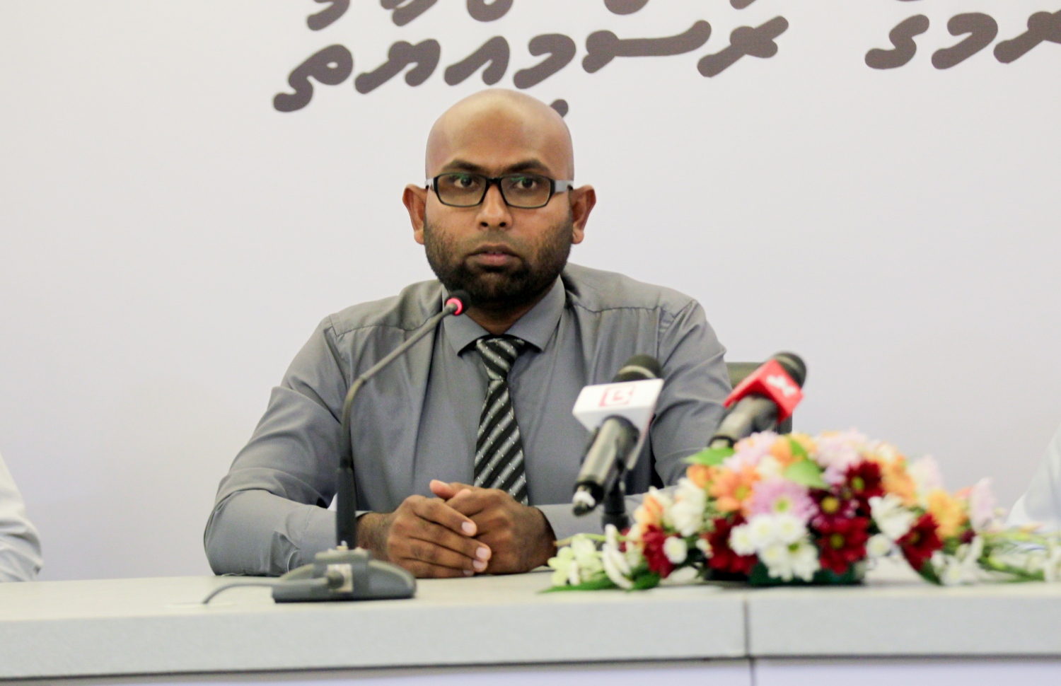 ހައްޖު ކޯޕަރޭޝަންގެ "މުވައްޒަފުންގެ ސްކީމް"ގައި ދިރާގުން ބައިވެރިވެ، އެއްބަސްވުމުގައި ސޮއިކުރުމަށް މިއަދު ދިރާގު ހެޑް އޮފީހުގައި ބޭއްވި ރަސްމިއްޔާތުގައި ހައްޖު ކޯޕަރޭޝަނުގެ މެނޭޖިން ޑިރެކްޓަރު ޔާމީން އިދުރީސް ވާހަކަ ދައްކަނީ -- މިހާރު ފޮޓޯ: މުހައްމަދު ޝަރުހާން