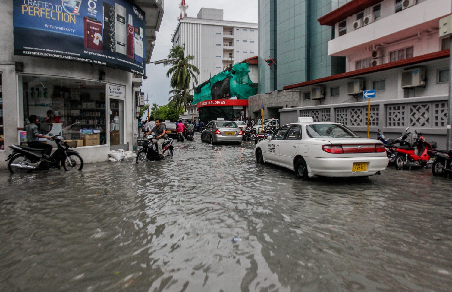 މަގެއްގައި ފެންބޮޑުވެފައި: ޓެކްސް އަށް ދޭ ފައިސާ ހޭދަކުރާ ގޮތާ މެދު ރައްޔިތުން ސުވާލު އުފައްދާނެ -- ފައިލް ފޮޓޯ
