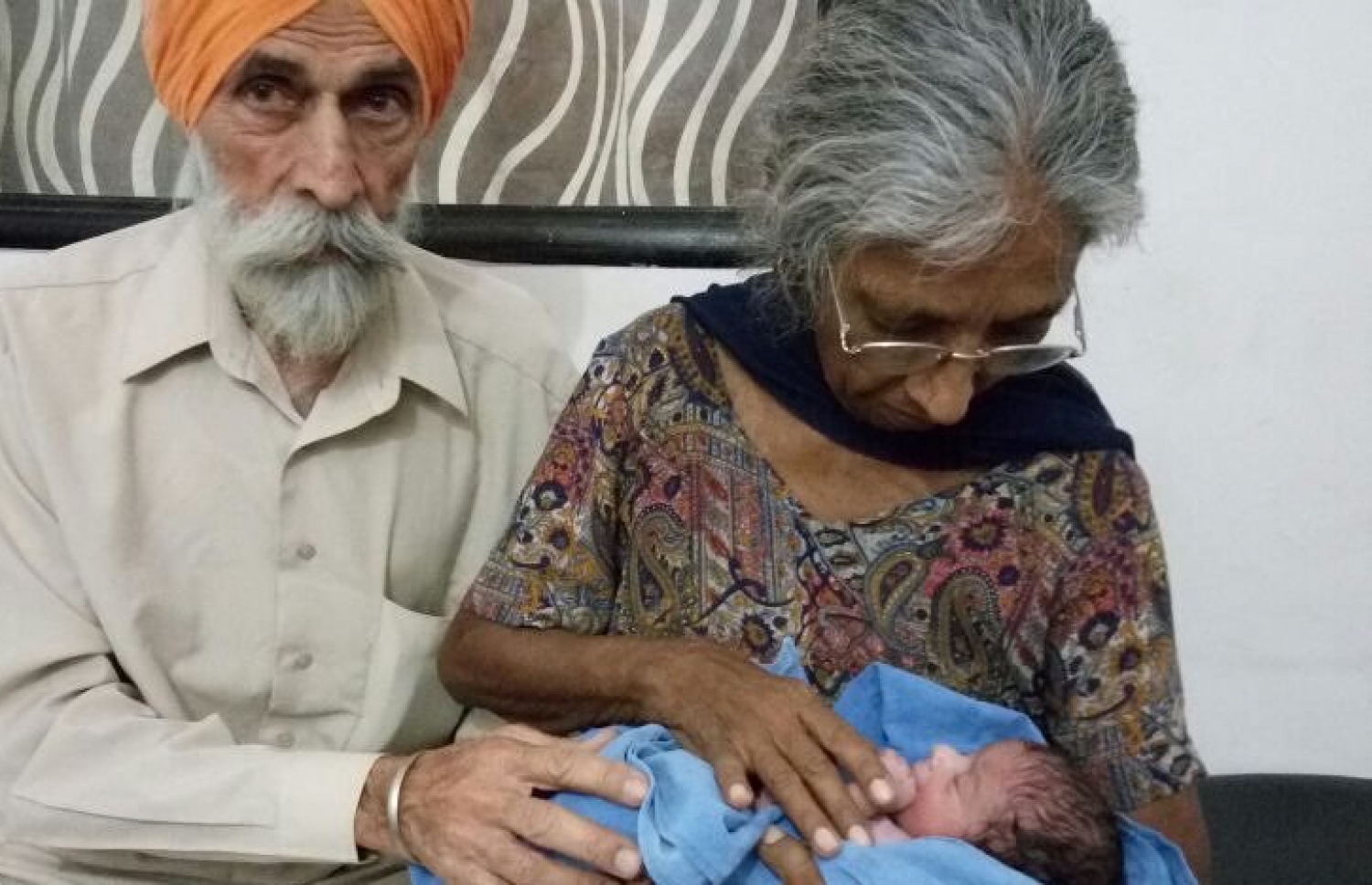 އިންޑިޔާގައި އުމުރުން 72 އަހަރުގައި އަލަތު ދަރިފުޅު ލިބުނު ދަލްޖިންދަރު ކޯރު ފިރިމީހާ އާއި ތުއްތު ދަރިފުޅާއެކު