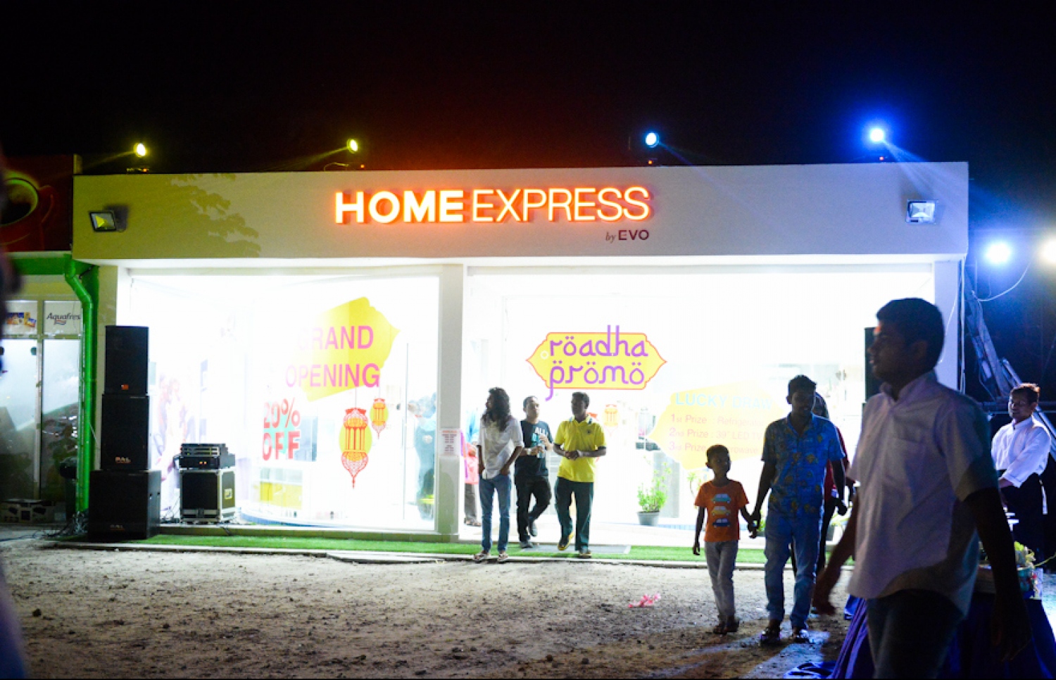 މަރަދޫފޭދޫގައި ރޭ ހުޅުވި އީވޯގެ ޝޯ ޜޫމް "ހޯމް އެކްސްޕްރެސް ބާއި އީވޯ". ފޮޓޯ: އައްޑޫ ލައިވް