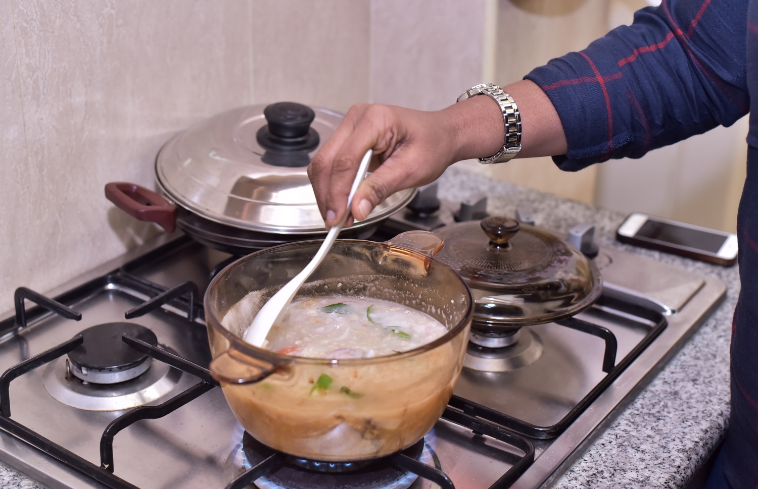 މަންދީ އޯޓްސް ކުޅިބަތްޕެން ތައްޔާރުކުރަނީ: މިއީ ރޭގަނޑަށް ރަނގަޅު ކެއުމެއް ކަމަށް އޭނާ ބުނޭ-- ފޮޓޯ: މުހައްމަދު ޝަރުހާން/ މިހާރު