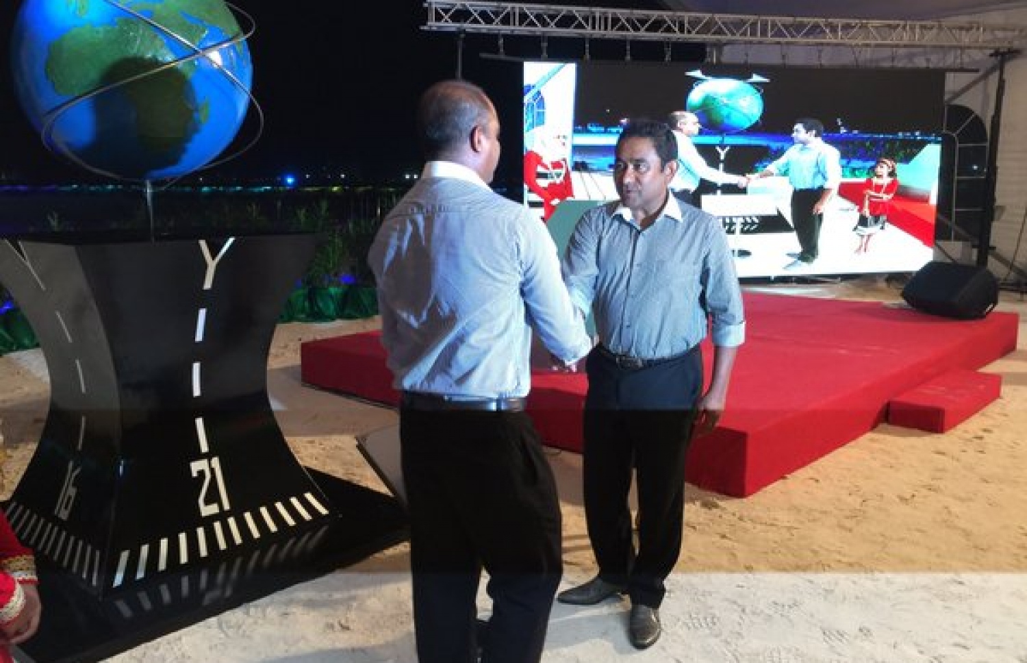 އެއާޕޯޓް މަޝްރޫއު ފައްޓަވައި ދެއްވުމަށް ފަހު ރައީސް ޔާމީން އާދިލްއާ ސަލާމްކުރައްވަނީ. --ފޮޓޯ: މެމްބަރު އަހްމަދު ނިހާން