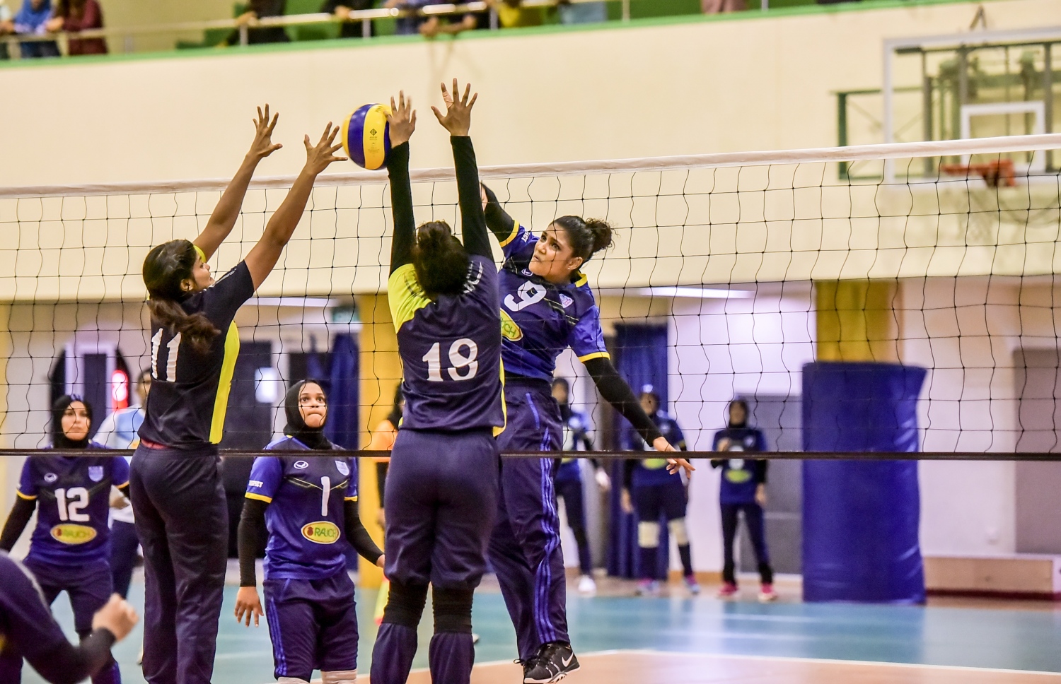 ގައުމީ އަންހެން ވޮލީބޯޅަ މުބާރާތުގެ ފައިނަލުގައި މޯލްޑިވިއަން އާއި ޕޮލިސް ކުޅެނީ.-- މިހާރު ފޮޓޯ: ނިޝާން އަލީ