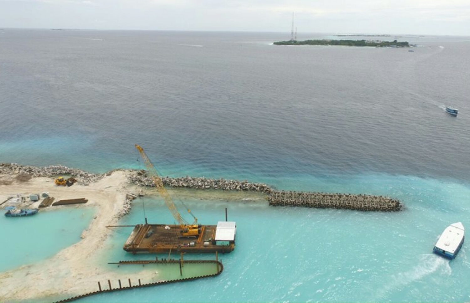 އިންޑަސްޓްރިއަލް ވިލެޖްގެ މަސައްކަތް ކުރިއަށް ދަނީ: އެތަން ހަދަނީ ކަނޑު ތޮށި ބޭރަށް ޖައްސައިގެން. -- ފޮޓޯ: ހައުސިން މިނިސްޓްރީ