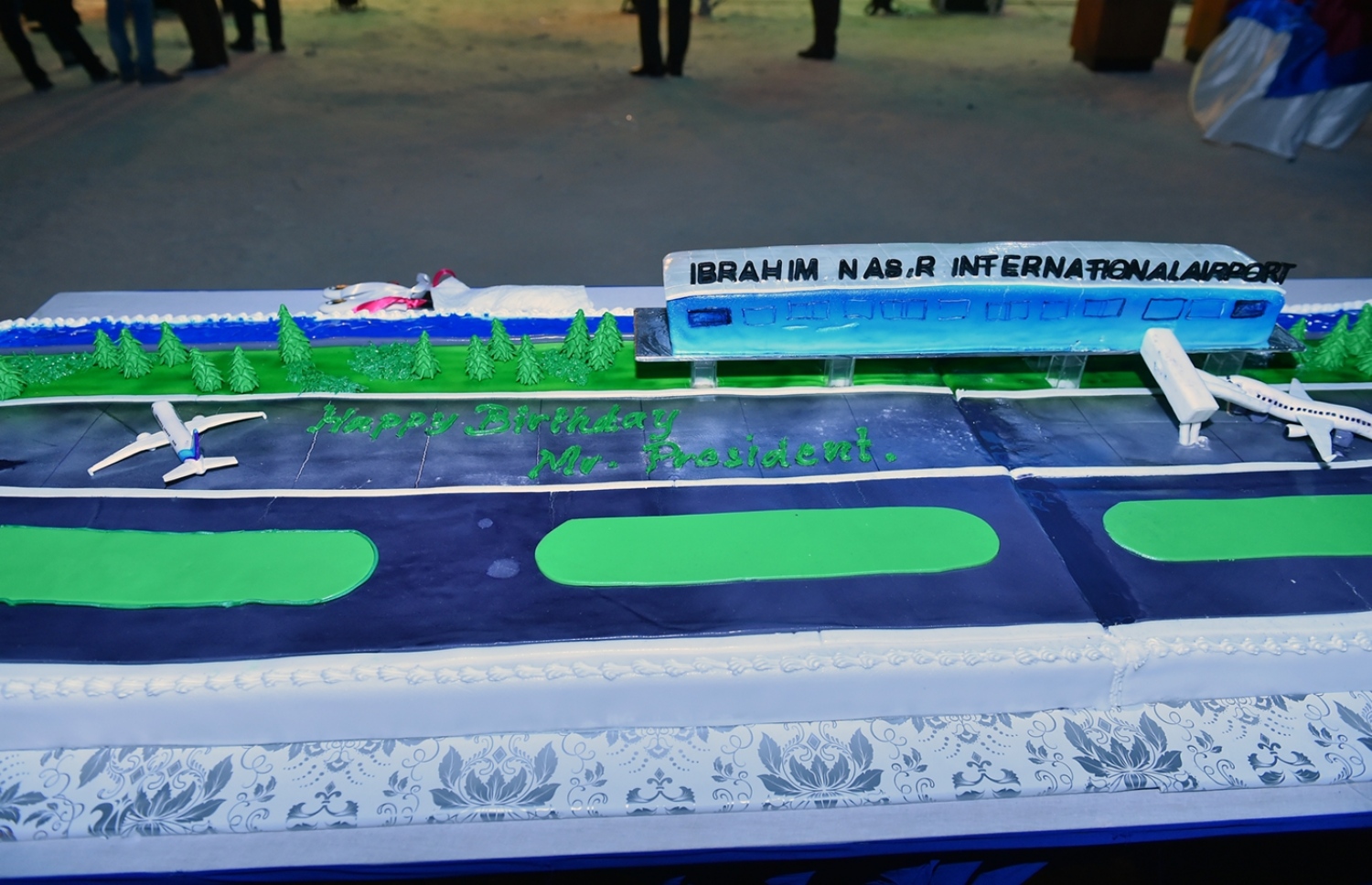 އެއާޕޯޓު ތަރައްގީ ކުރާ ގޮތުގެ މޮޑްލްއެއް: މި މަޝްރޫއުގައި ހިމެނޭ ޗައިނާގެ ލޯނުން ހަރަދު ކުރާ ބައިގައި ކޮރަޕްޝަން ހިންގާފައިވާ ކަމަށް ބެލެވޭ. -- ފައިލް ފޮޓޯ: ރައީސް އޮފީސް