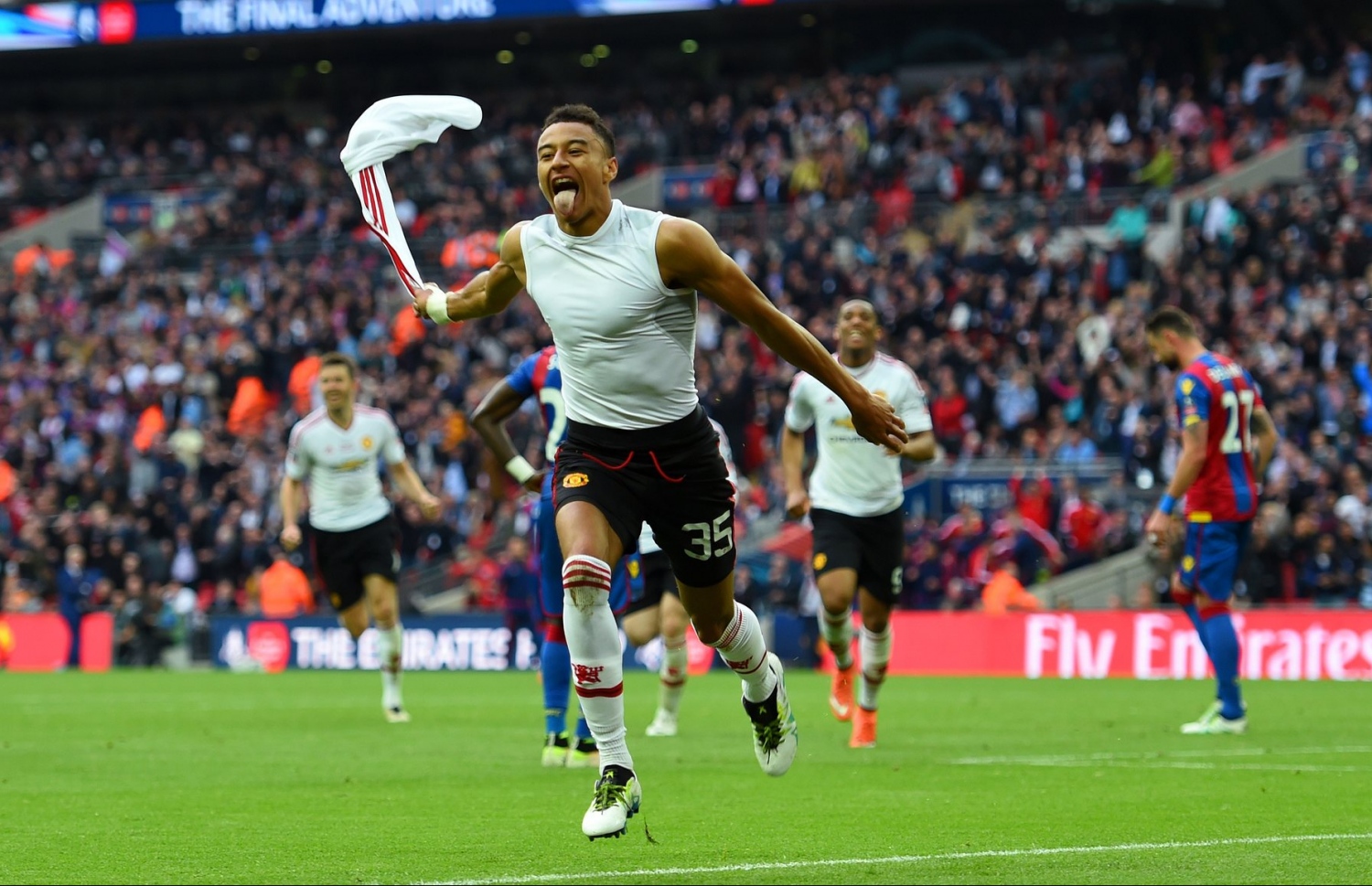 ކްރިސްޓަލް ޕެލަސް ކޮޅަށް ލަނޑު ޖެހުމަށް ފަހު ލިންގާޑް އުފާފާޅުކުރަނީ.-- ފޮޓޯ: ގެޓީއިމޭޖަސް