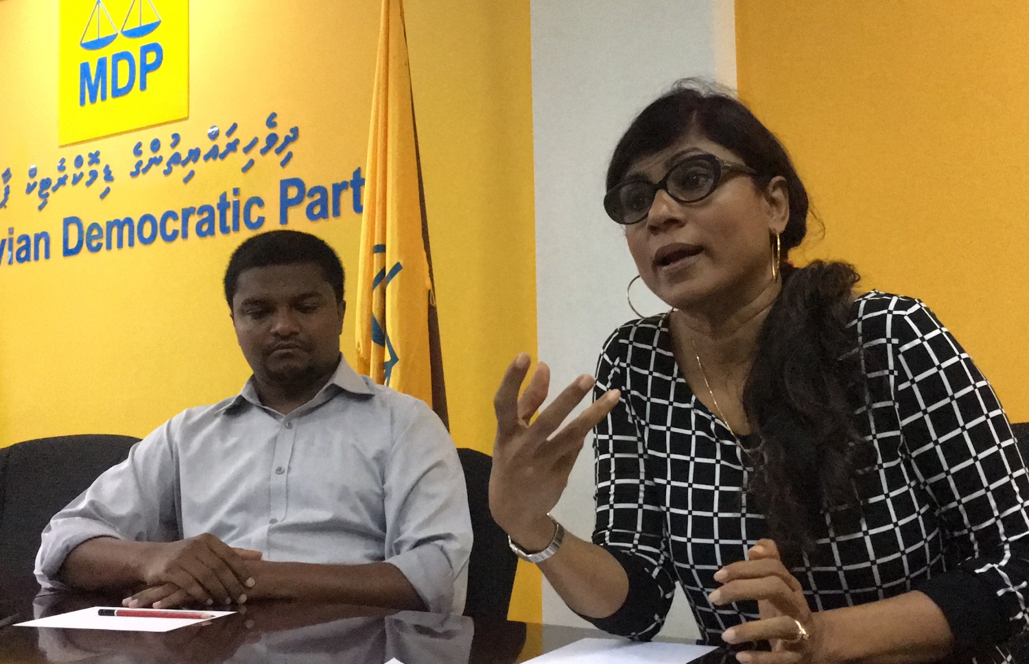 އެއްވެއުޅުމަށް ހުރި ހުރަސްތަކާ ގުޅޭ ގޮތުން މެމްބަރު މާރިޔާ ވާހަކަ ދައްކަވާއިރު އެމްޑީޕީގެ ސެކްރެޓަރީ ޖެނެރަލް އަނަސް އަބްދުއްސައްތާރު އަޑުއައްސަވަނީ: ރާއްޖޭގެ ހާލަތާ މެދު ކަންބޮޑުވެވަޑައިގަންނަވާ ކަމަށް މާރިޔާ ވިދާޅުވި. -- ނިޝާން އަލީ/ މިހާރު