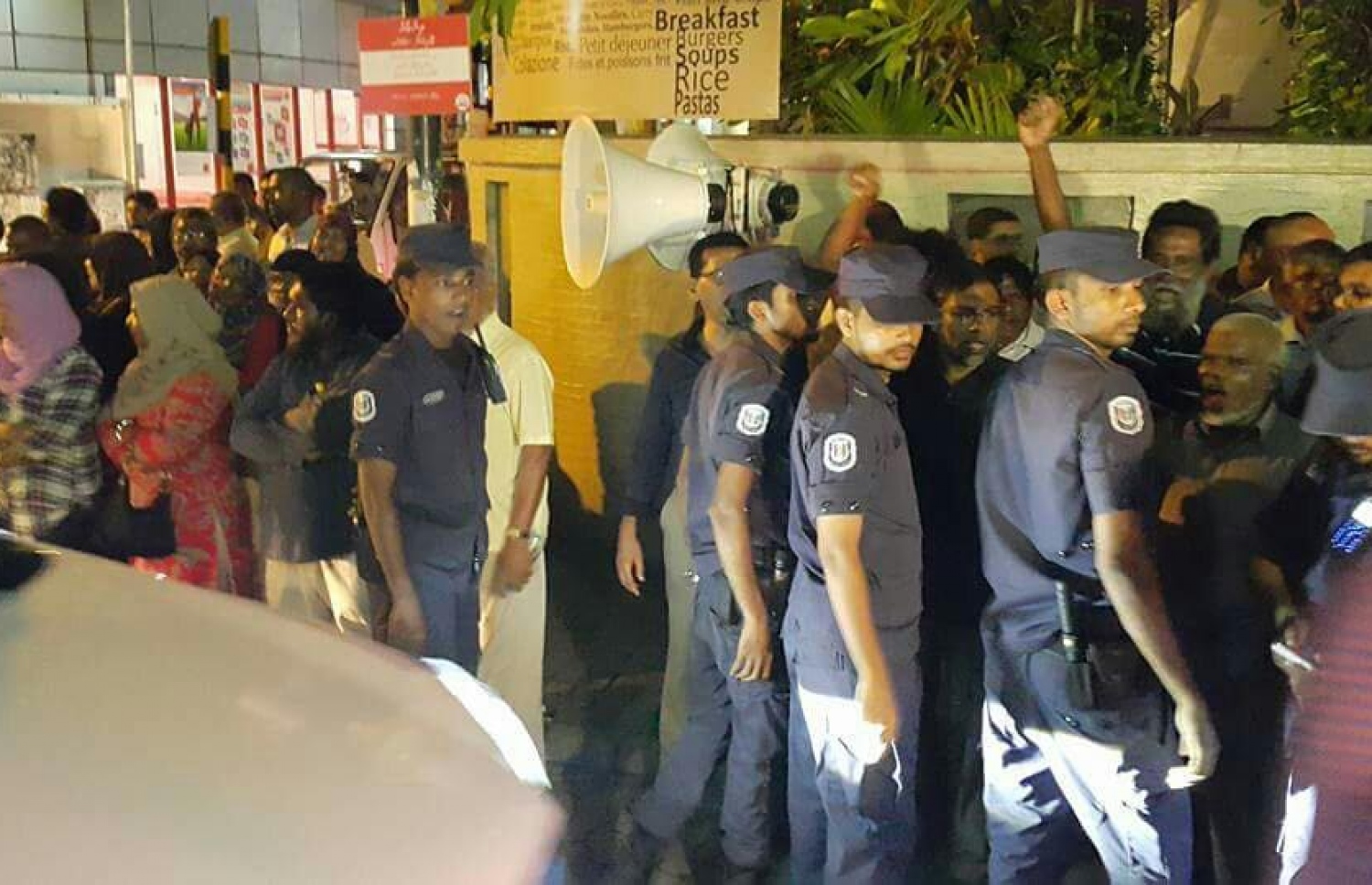 މުޒާހަރާއެއް ކޮންޓްރޯލްކުރުމުގައި ފުލުހުން ހަރަކާތްތެރިވަނީ. --ފޮޓޯ: އަހްމަދު އަންވަރު (ސިމް)