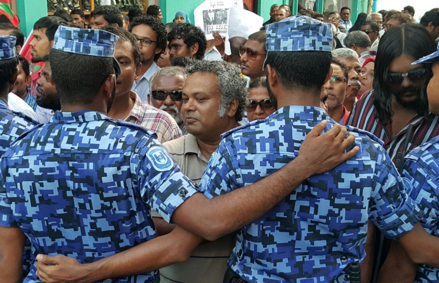 މުޒާހަރާއެއް ކޮންޓްރޯލްކުރުމުގައި ފުލުހުން ހަރަކާތްތެރިވާއިރު ނިޔާޒް މުޒާހަރާގެ ކުރީ ސަފުގައި. --ފޮޓޯ: އަހްމަދު އަންވަރު (ސިމް)