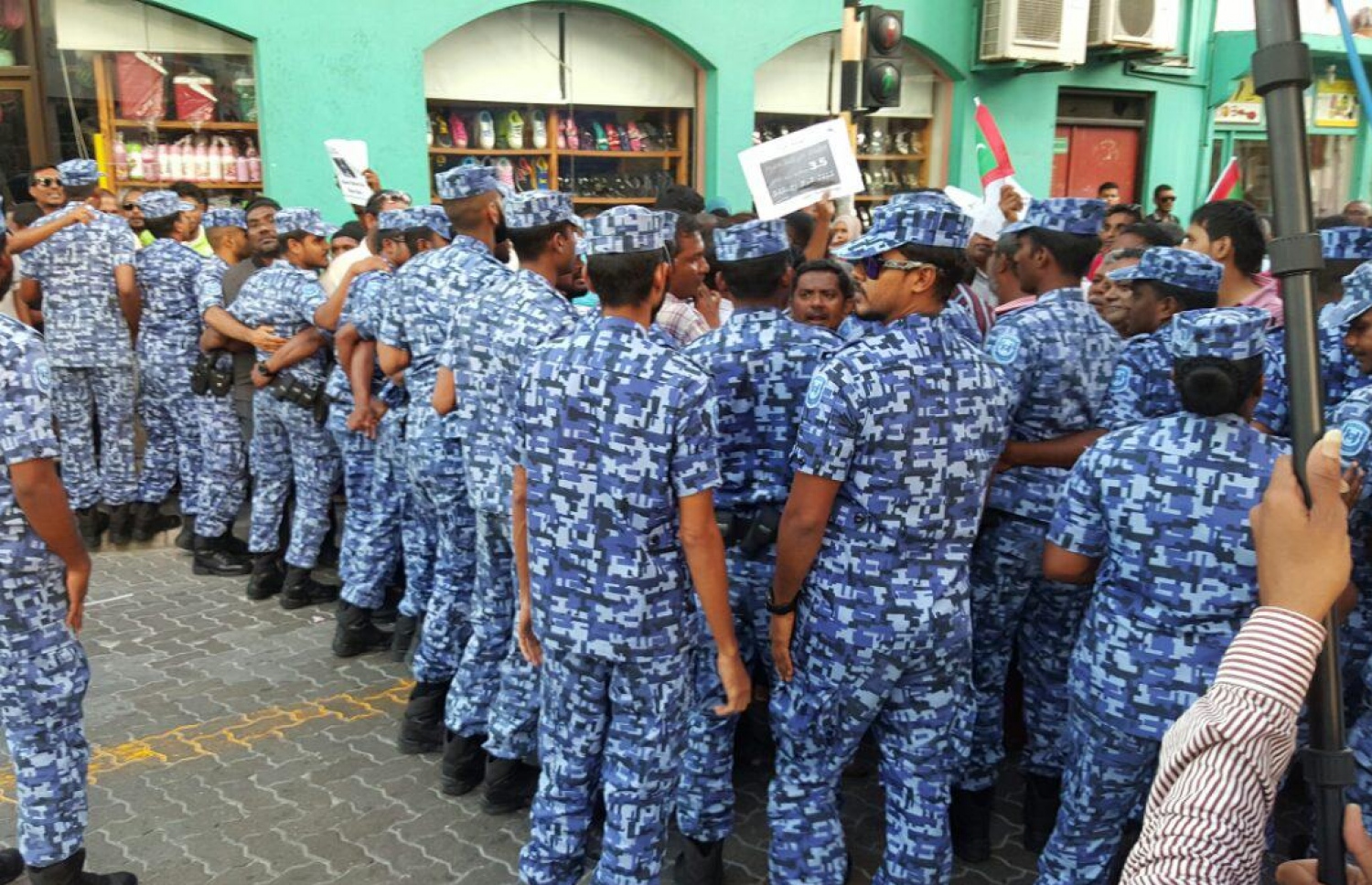 މުޒާހަރާއެއް ކޮންޓްރޯލްކުރުމުގައި ފުލުހުން. --ފޮޓޯ: އަހްމަދު އަންވަރު (ސިމް)