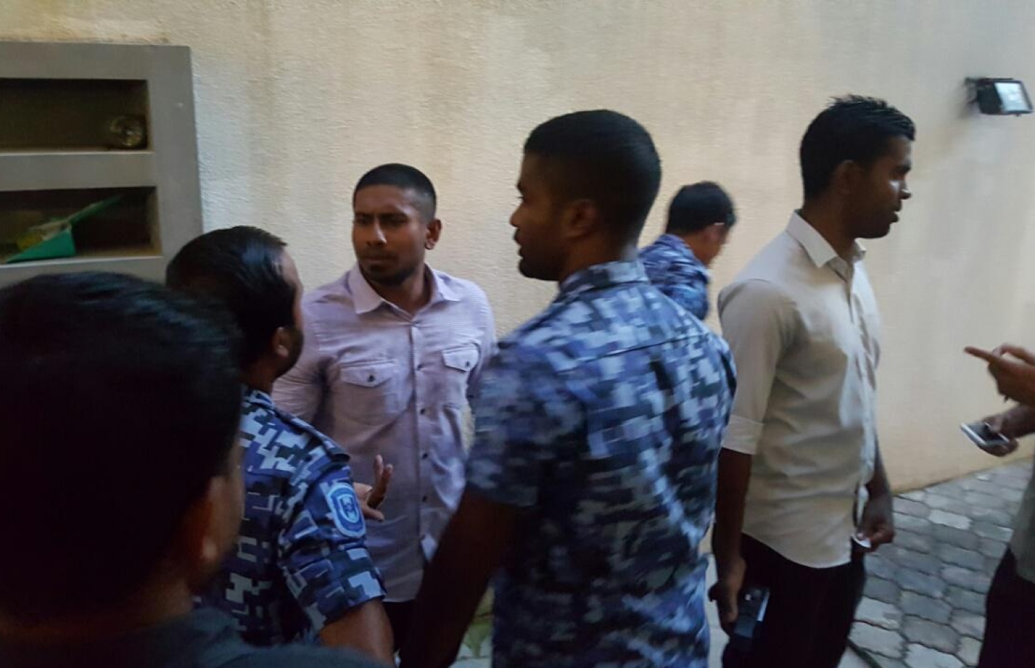 މުޒާހަރާއެއްގައި އަހްމަދު މަހްލޫފް ފުލުހުންނާ އެކު: ވަކި ބައެއްގެ ހައްގު ހިފަހައްޓަން ކަމަށް ބުނެ އެއްވެ އުޅުމަށް ހުރަސްނޭޅޭނެ ކަމަށް އޭނާ ވިދާޅުވި. --ފޮޓޯ: އަހްމަދު އަންވަރު (ސިމް)