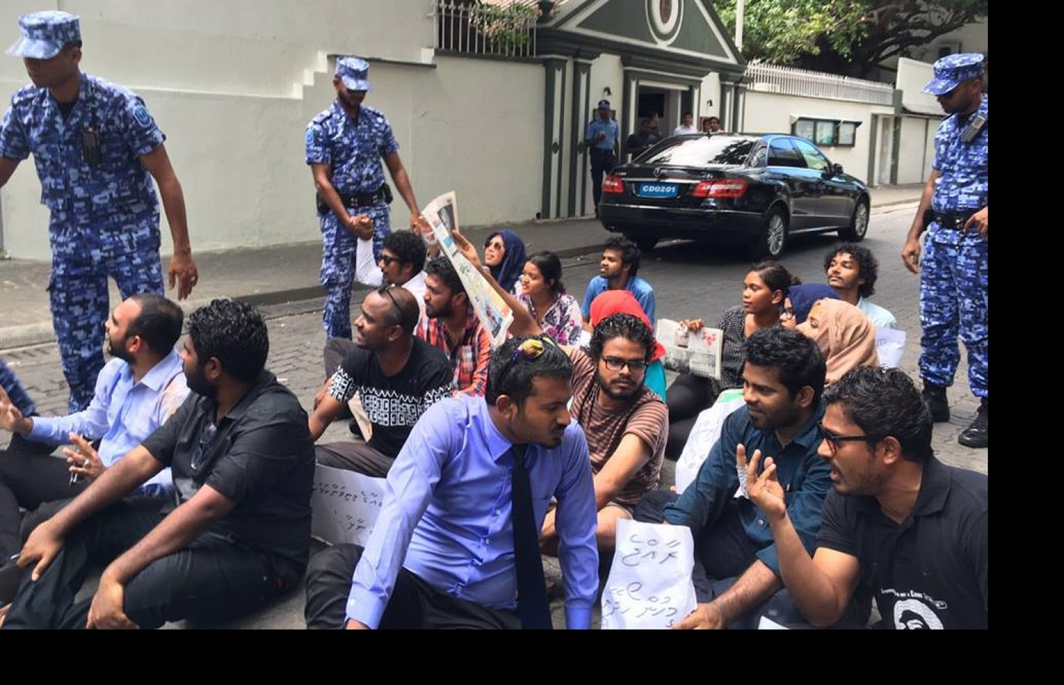 މީޑިއާގެ މިނިވަންކަމަށް ގޮވާލައި ނޫސްވެރިން ބޭއްވި މުޒާހަރާއެއް ރޫޅާލުމަށް ފުލުހުން މަސައްކަތް ކުރަނީ. --ފޮޓޯ: ނިޝާން އަލީ