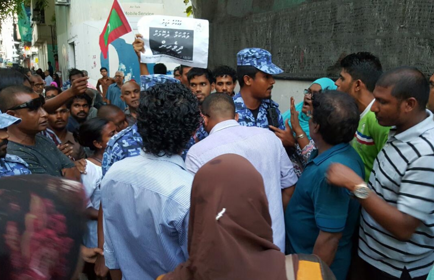 އެމްޑީޕީން ކުރިއަށް ގެންދިޔަ މުޒާހަރާއެއްގައި ފުލުހުންނާއި މުޒާހަރާގެ ބައިވެރިން. ---ފޮޓޯ: އަހްމަދު އަންވަރު (ސިމް)