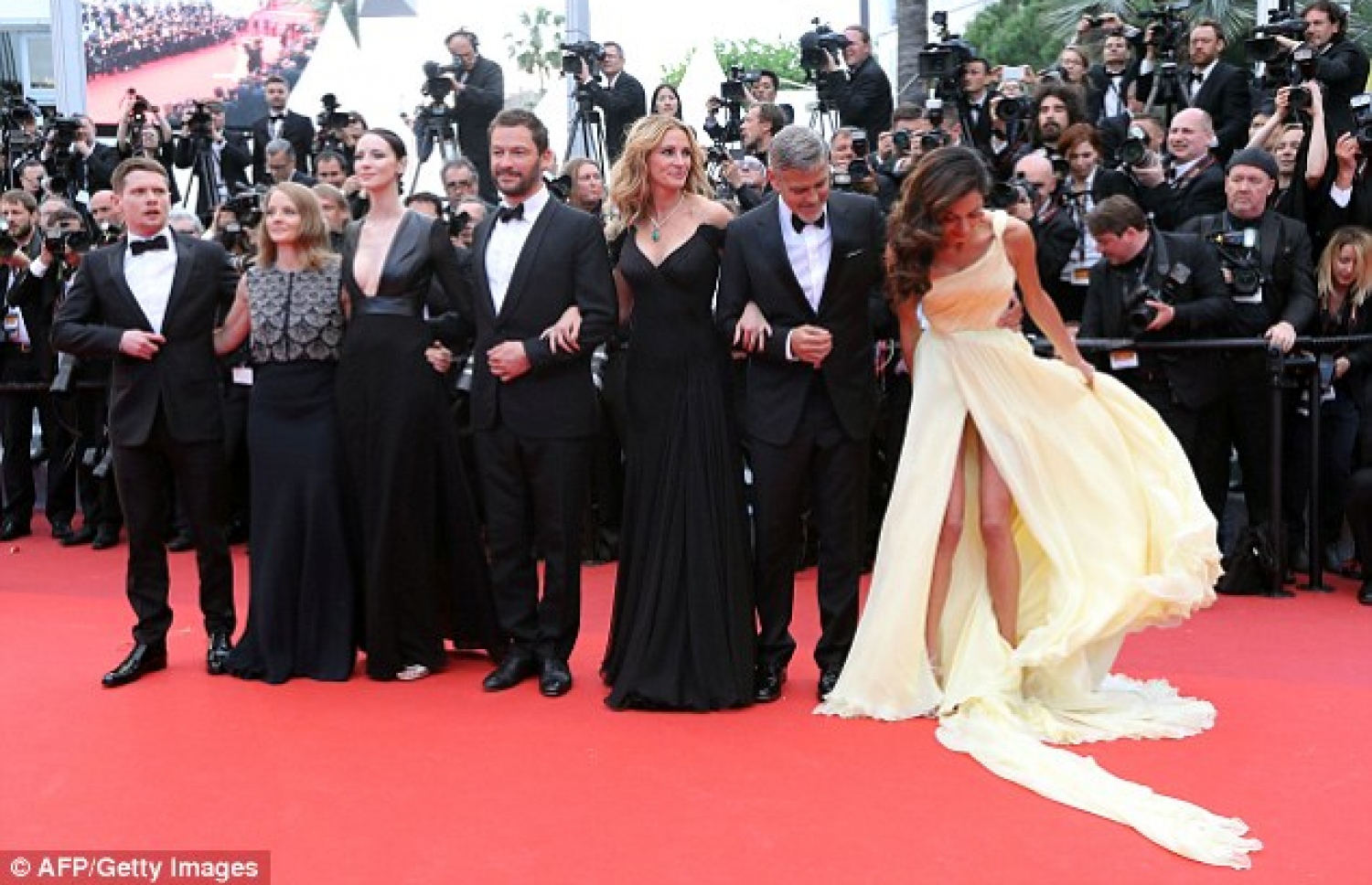 ކޭންސް ފިލްމް ފެސްޓިވަލުގެ ރެޑް ކާޕެޓްގައި އާމާލް ކްލޫނީ ހެދުމުން ސަލާމަތް ނުވެވިފައި