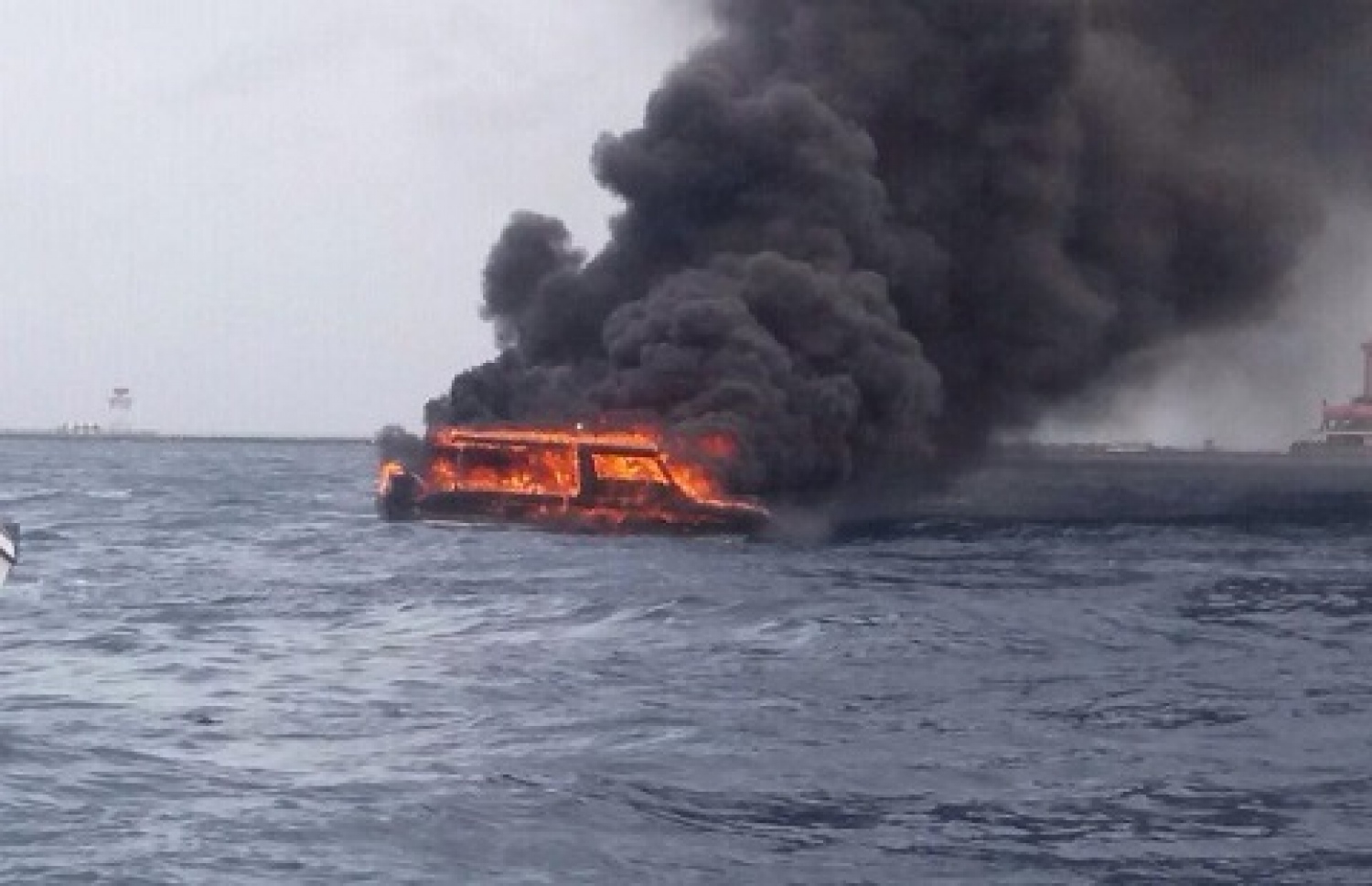 ލޯންޗެއްގައި އަލިފާން ރޯވެ އަނދަނީ.--ފޮޓޯ:ޕޮލިސް